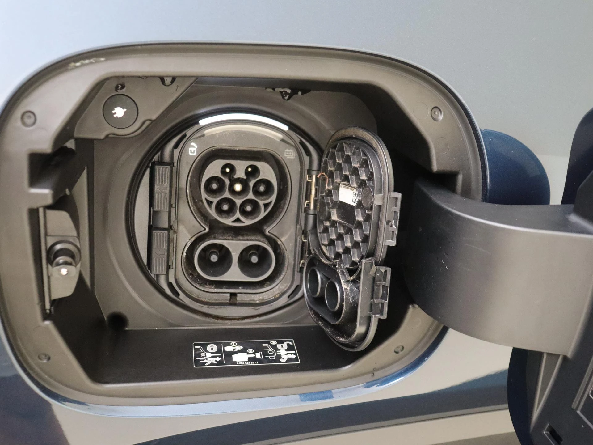 Mercedes-Benz-EQA-image-29