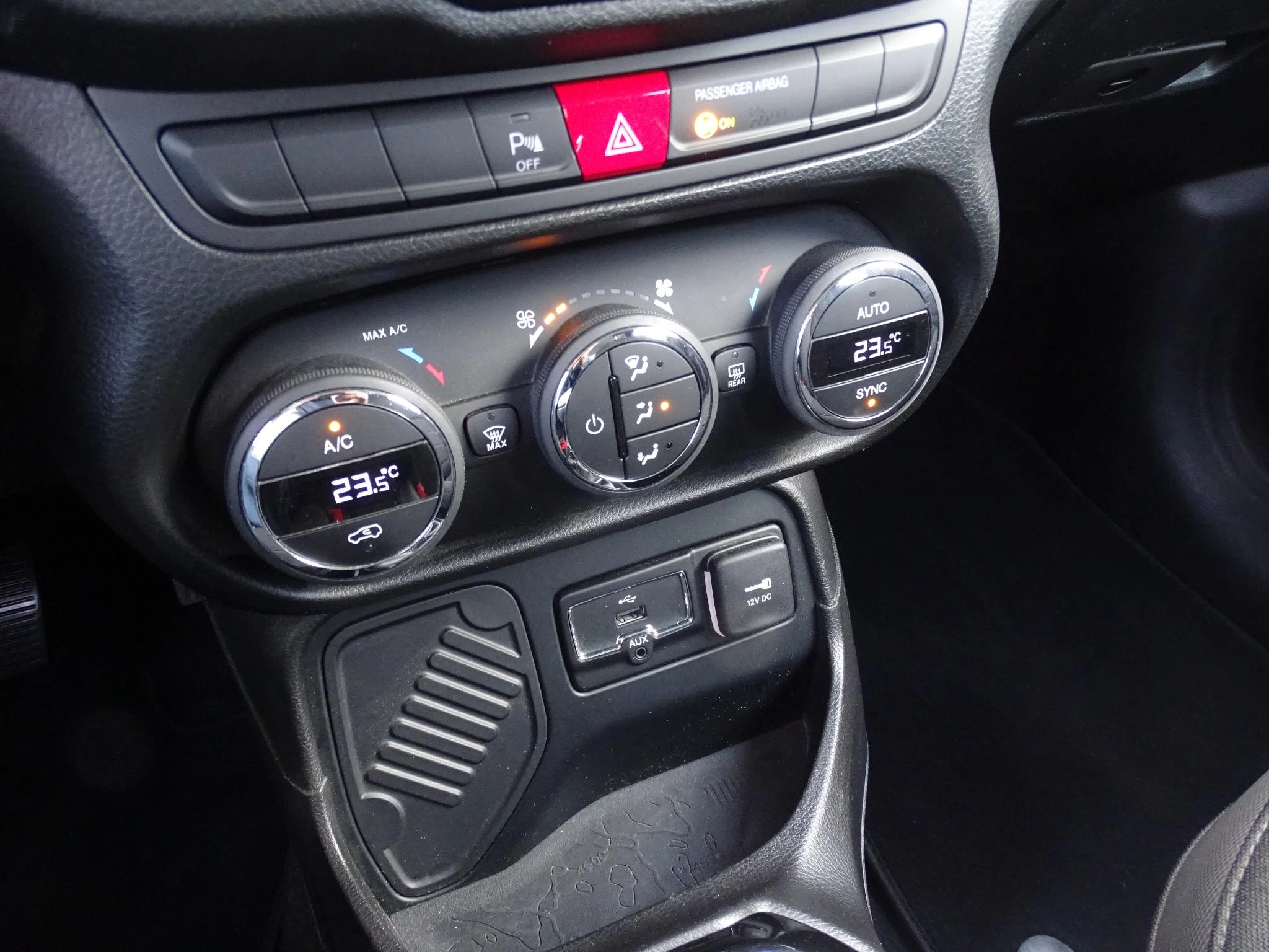 Jeep-Renegade-image-19