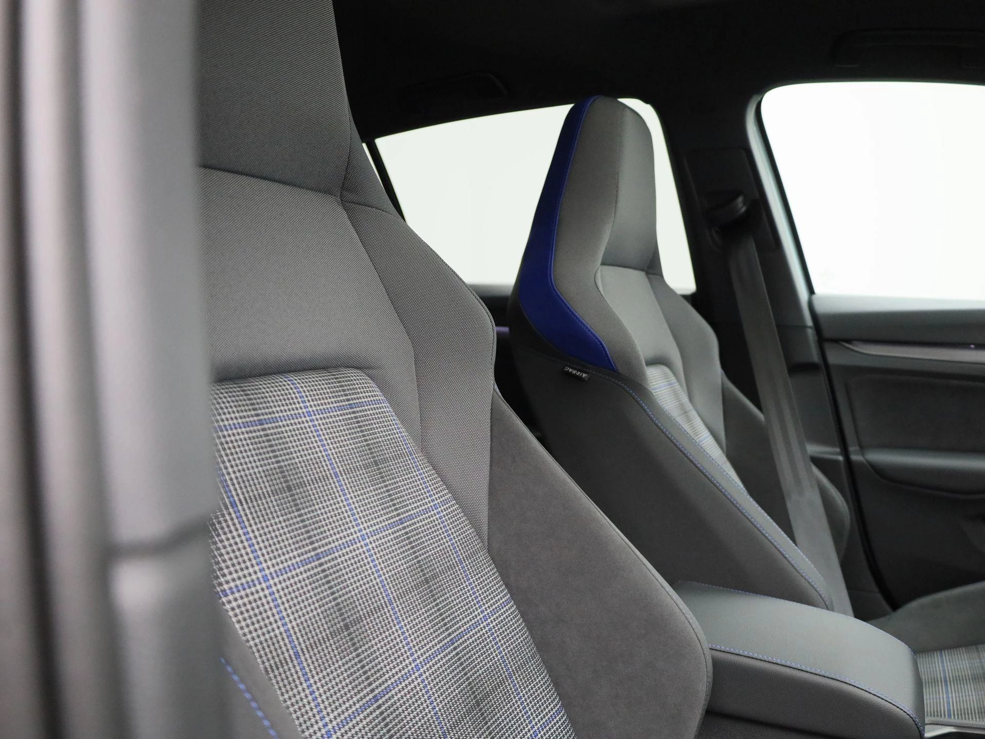 Volkswagen-Golf-image-37