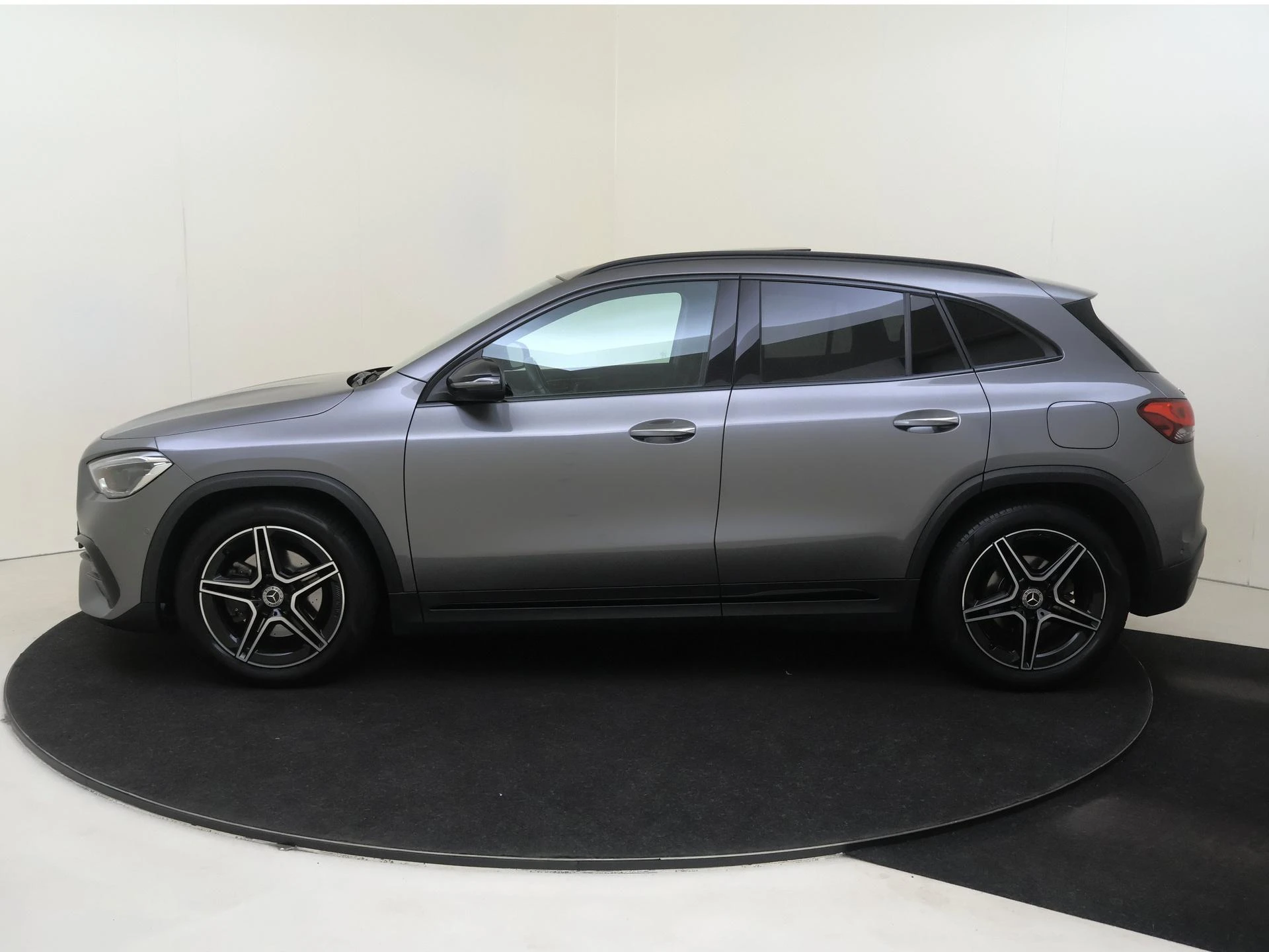 Mercedes-Benz-GLA-image-7