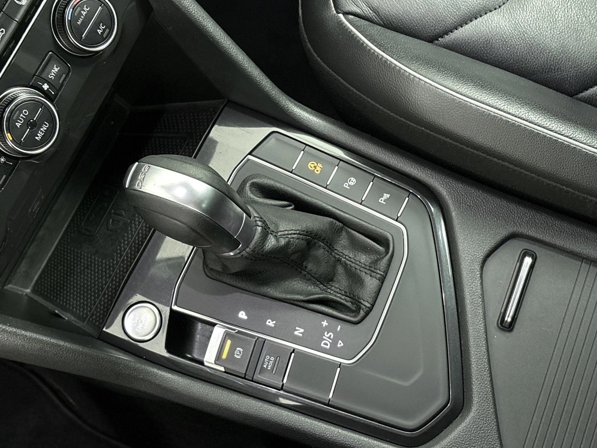 Volkswagen-Tiguan-image-12