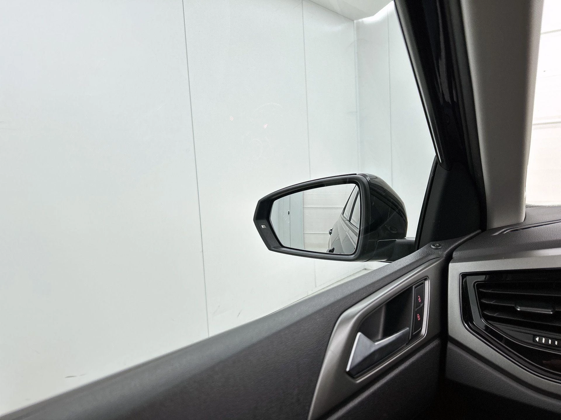 Volkswagen-Polo-image-18