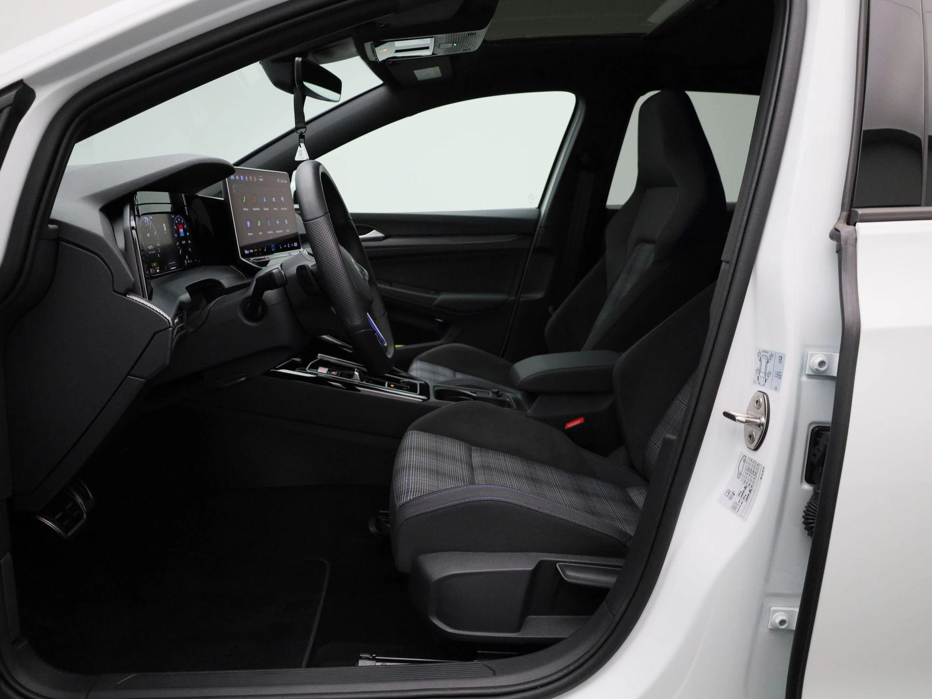 Volkswagen-Golf-image-8