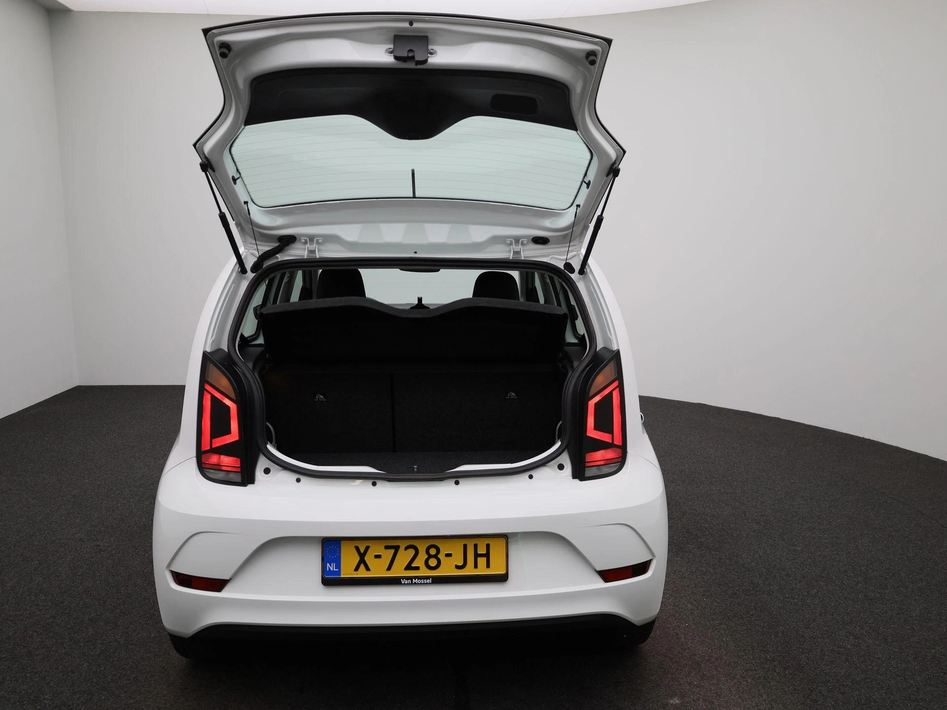 Volkswagen-up!-image-10
