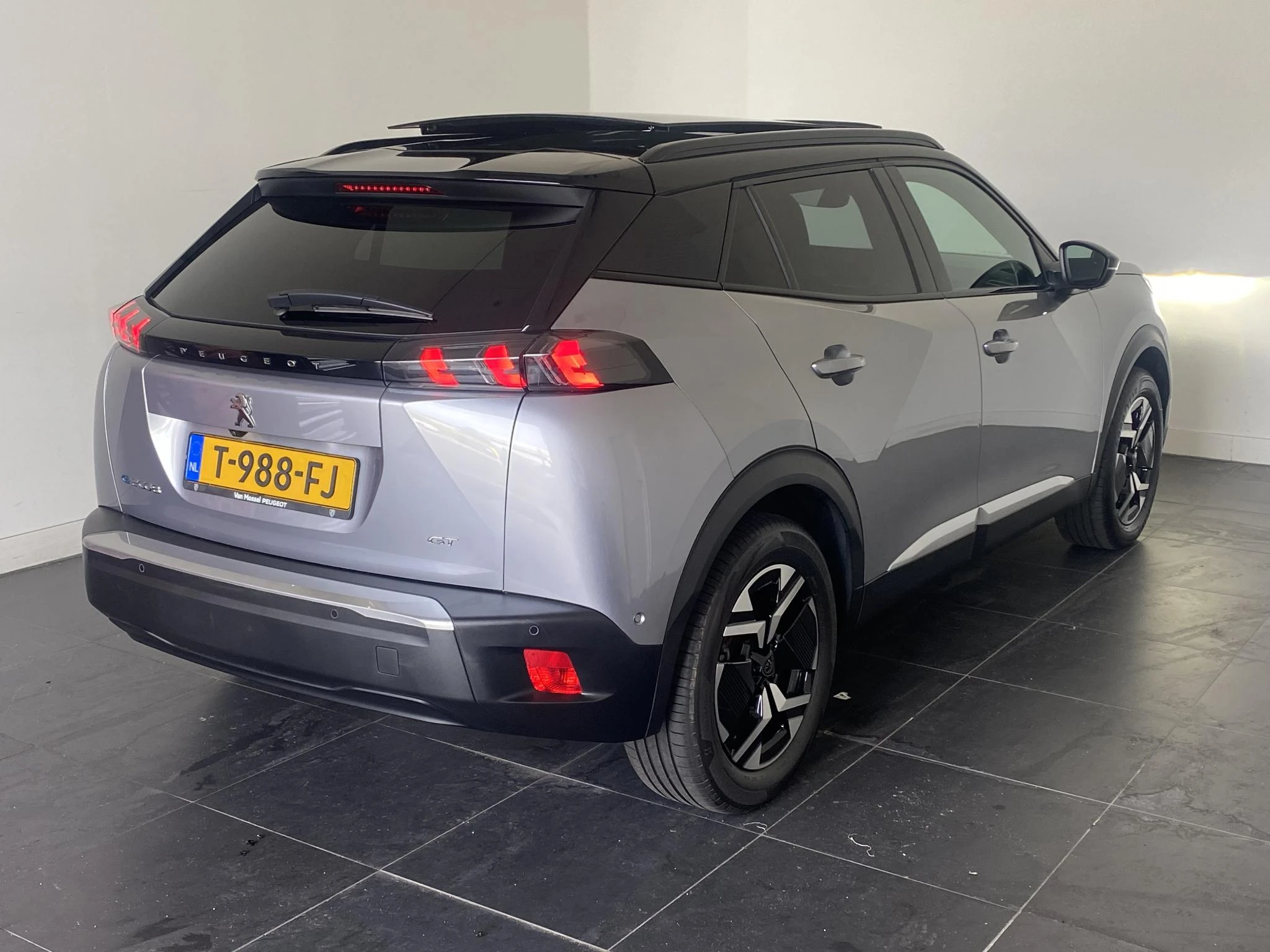 Peugeot-e-2008-image-1