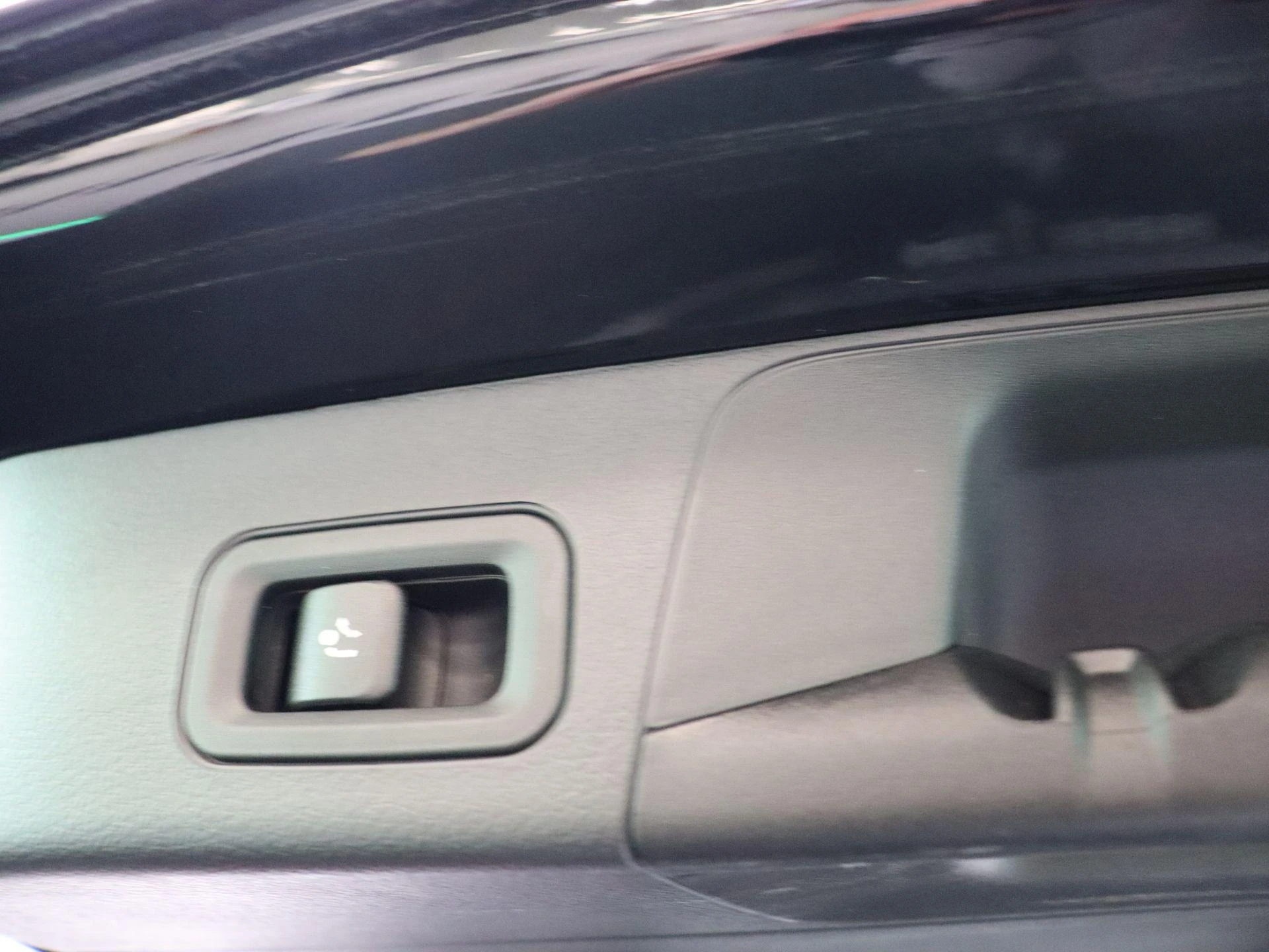 Mercedes-Benz-EQB-image-26