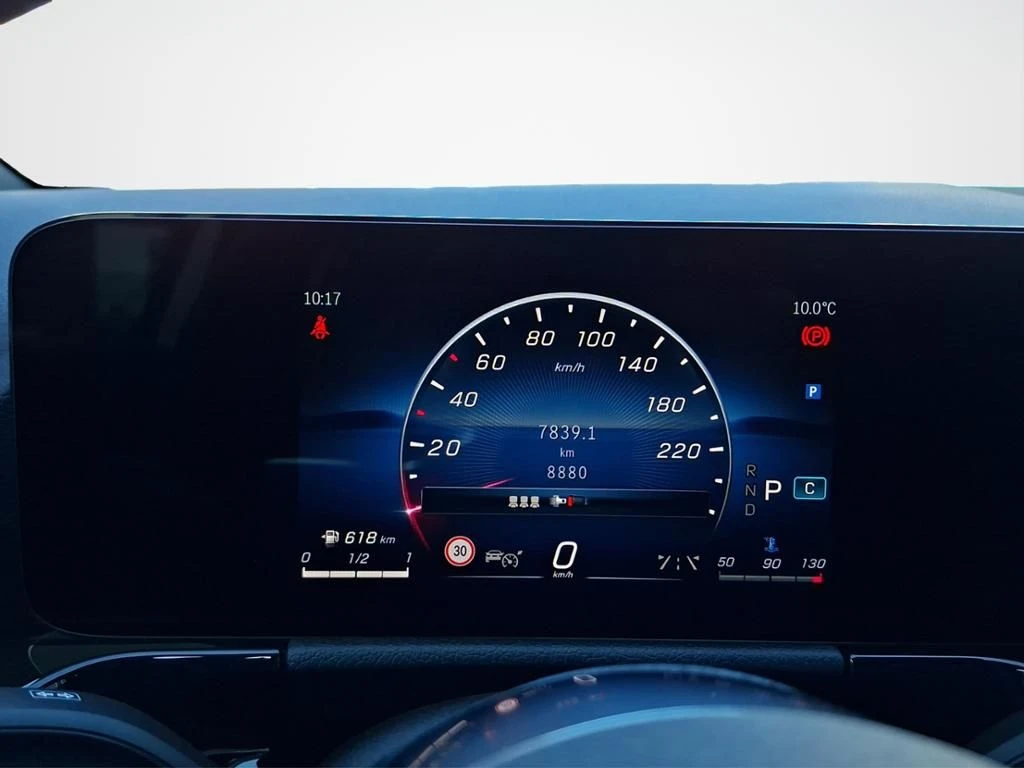 Mercedes-Benz-GLA 200 d-image-16