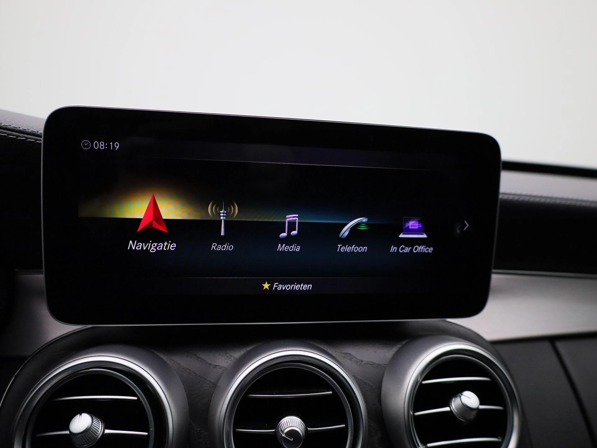 Mercedes-Benz-C-Klasse-image-16