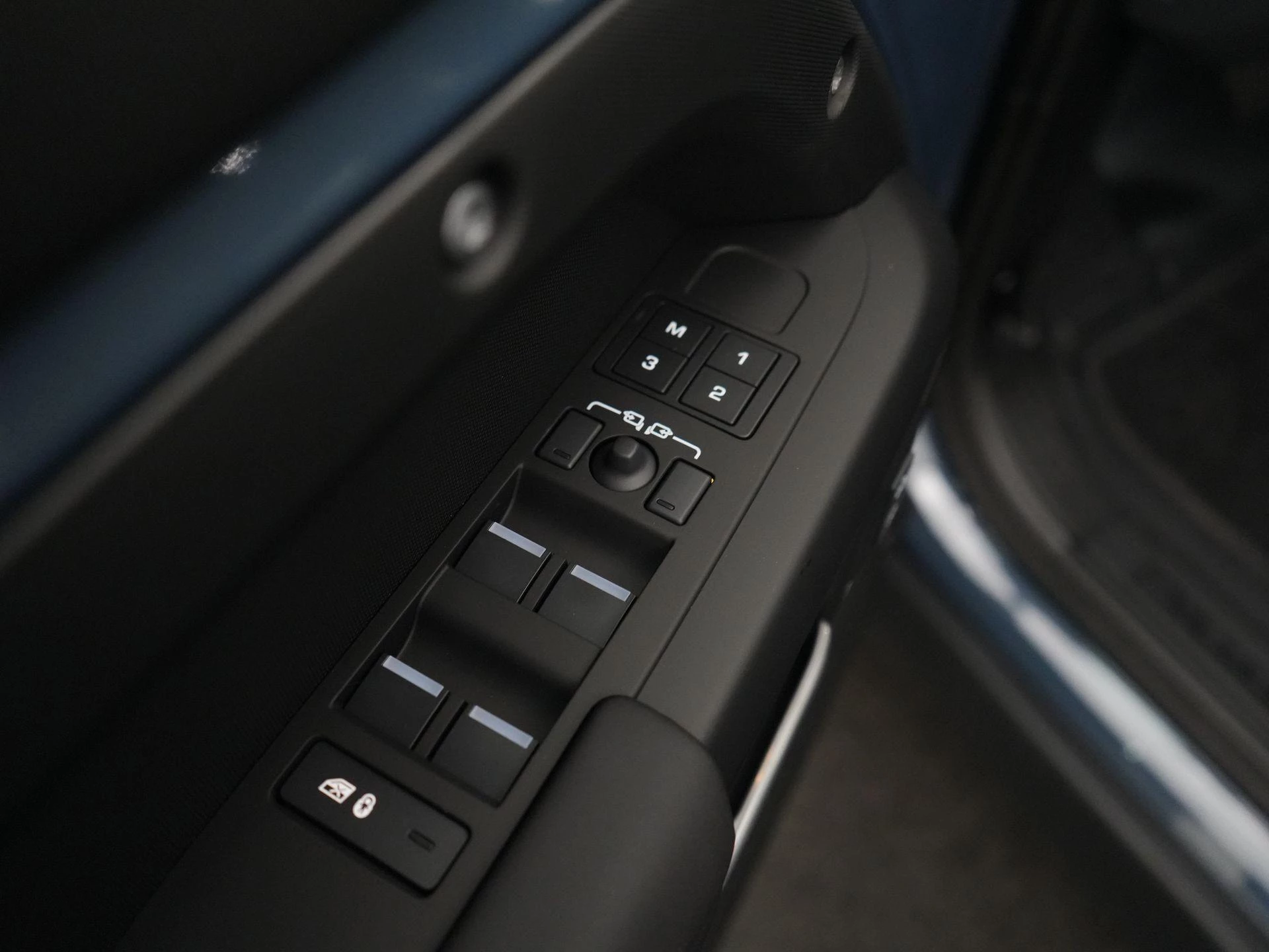 Land Rover-Defender-image-31