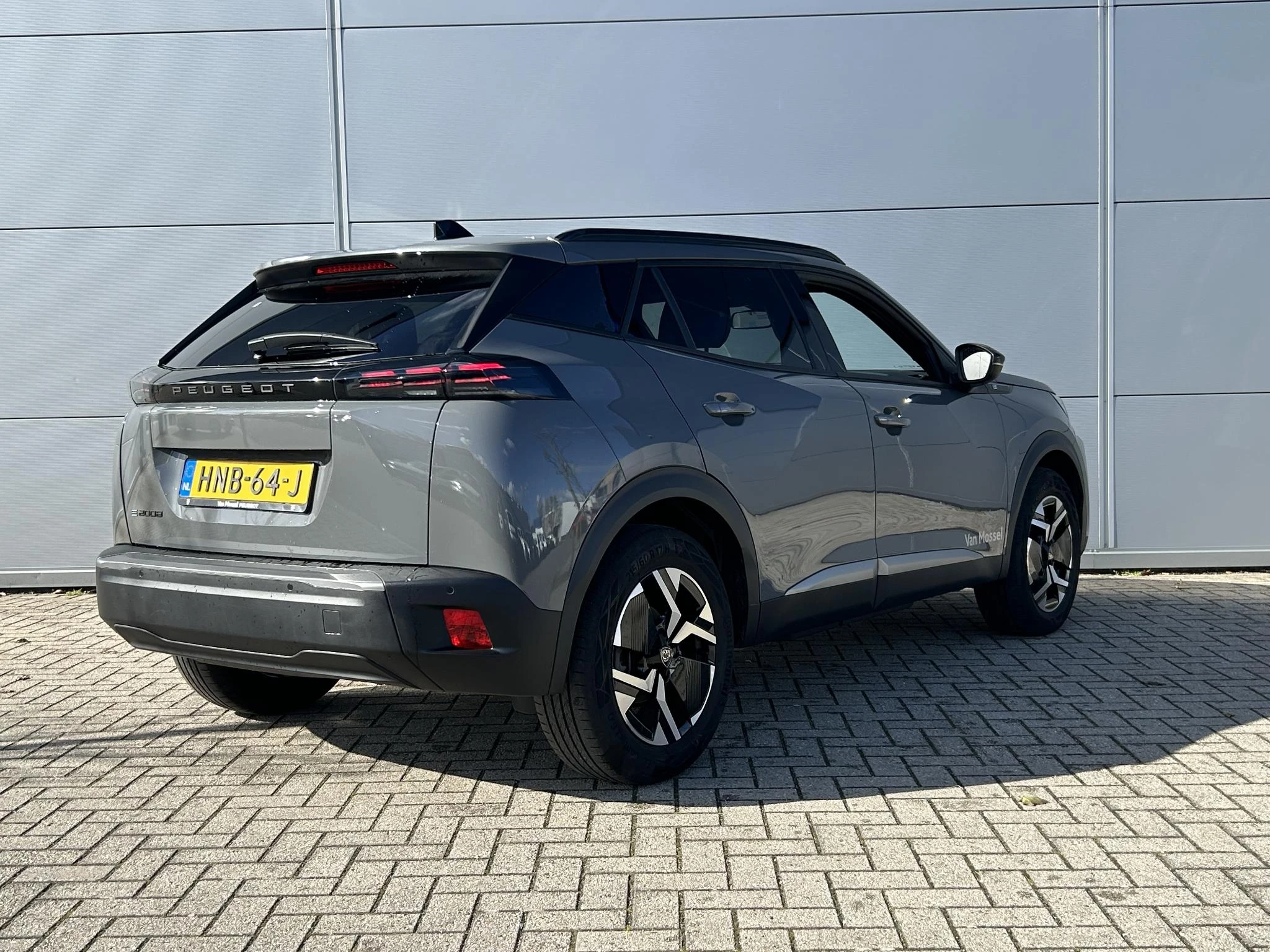 Peugeot-e-2008-image-5