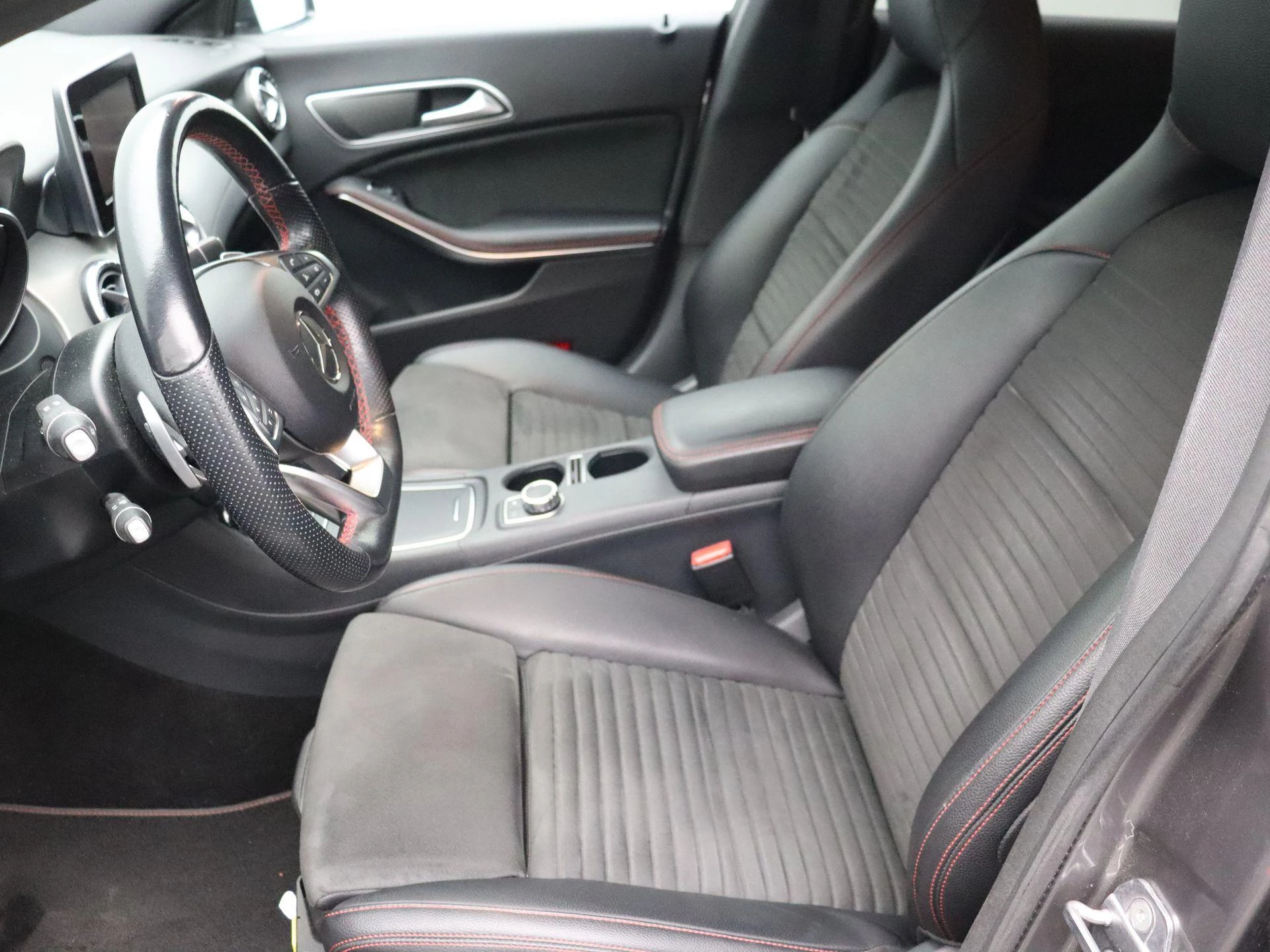 Mercedes-Benz CLA 180 AMG LINE Shooting Brake + PANORAMISCH DAK + CAMERA + NIGHTPAKKET +
