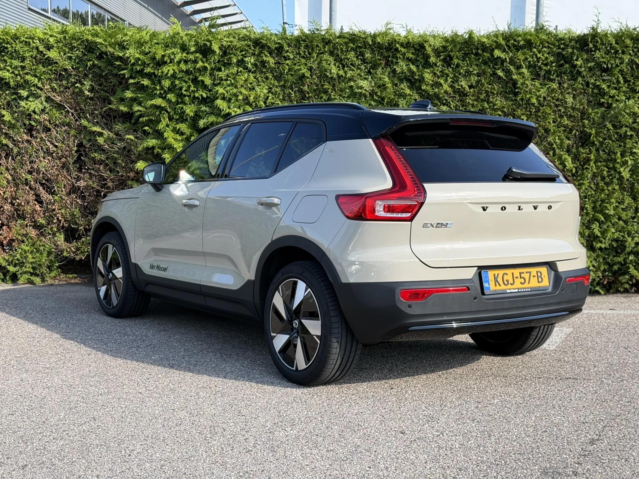 Volvo-EX40-image-4