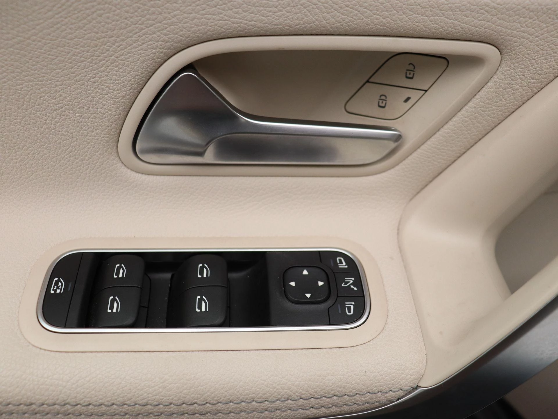 Mercedes-Benz Classe A 180 Luxury Line Limousine + LEDER + TREKHAAK + CAMERA +