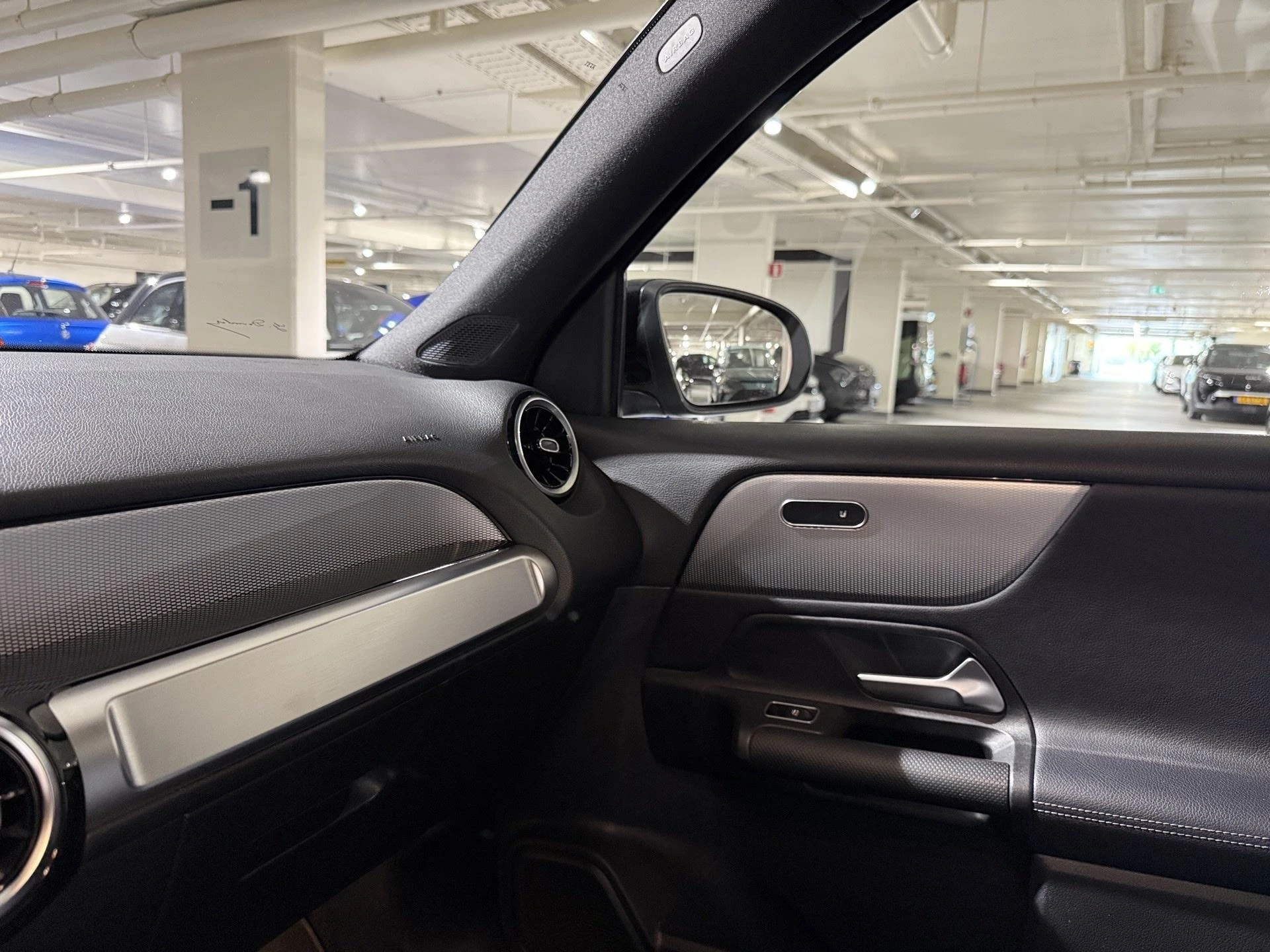 Mercedes-Benz-GLB-image-9