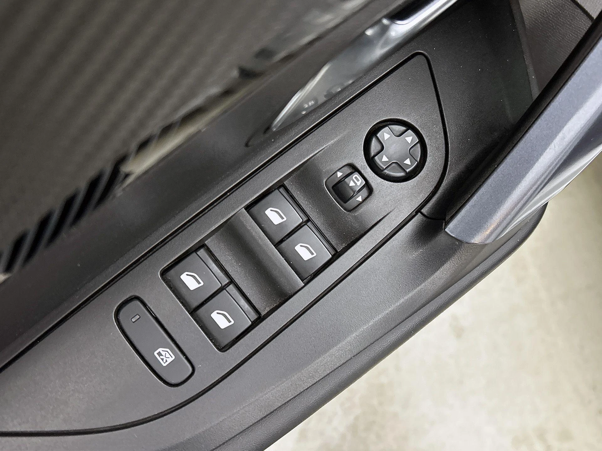 Peugeot-e-2008-image-23