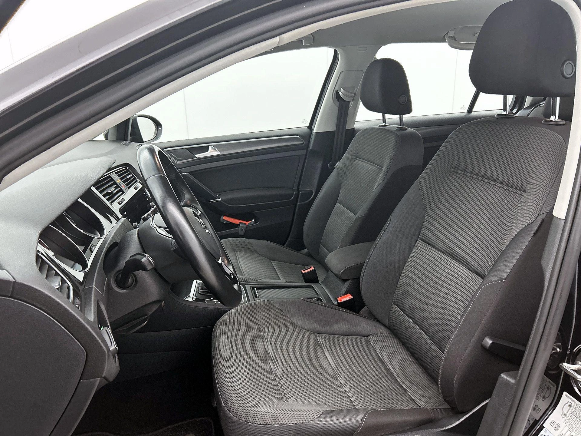 Volkswagen-Golf-image-30