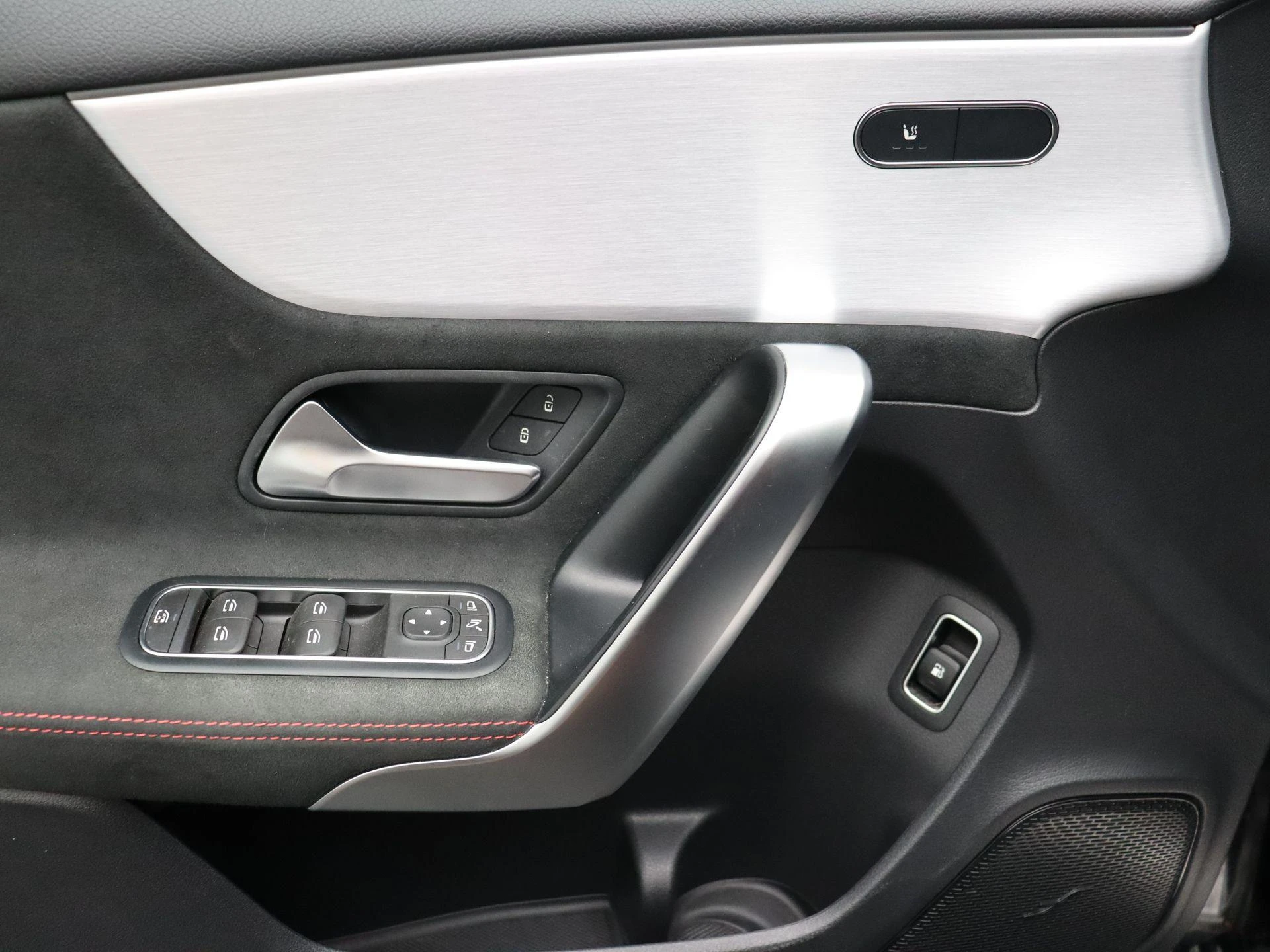 Mercedes-Benz A-Klasse 250 e Sedan AMG Line + PANO DAK + MULTIBEAM LED + CARPLAY +