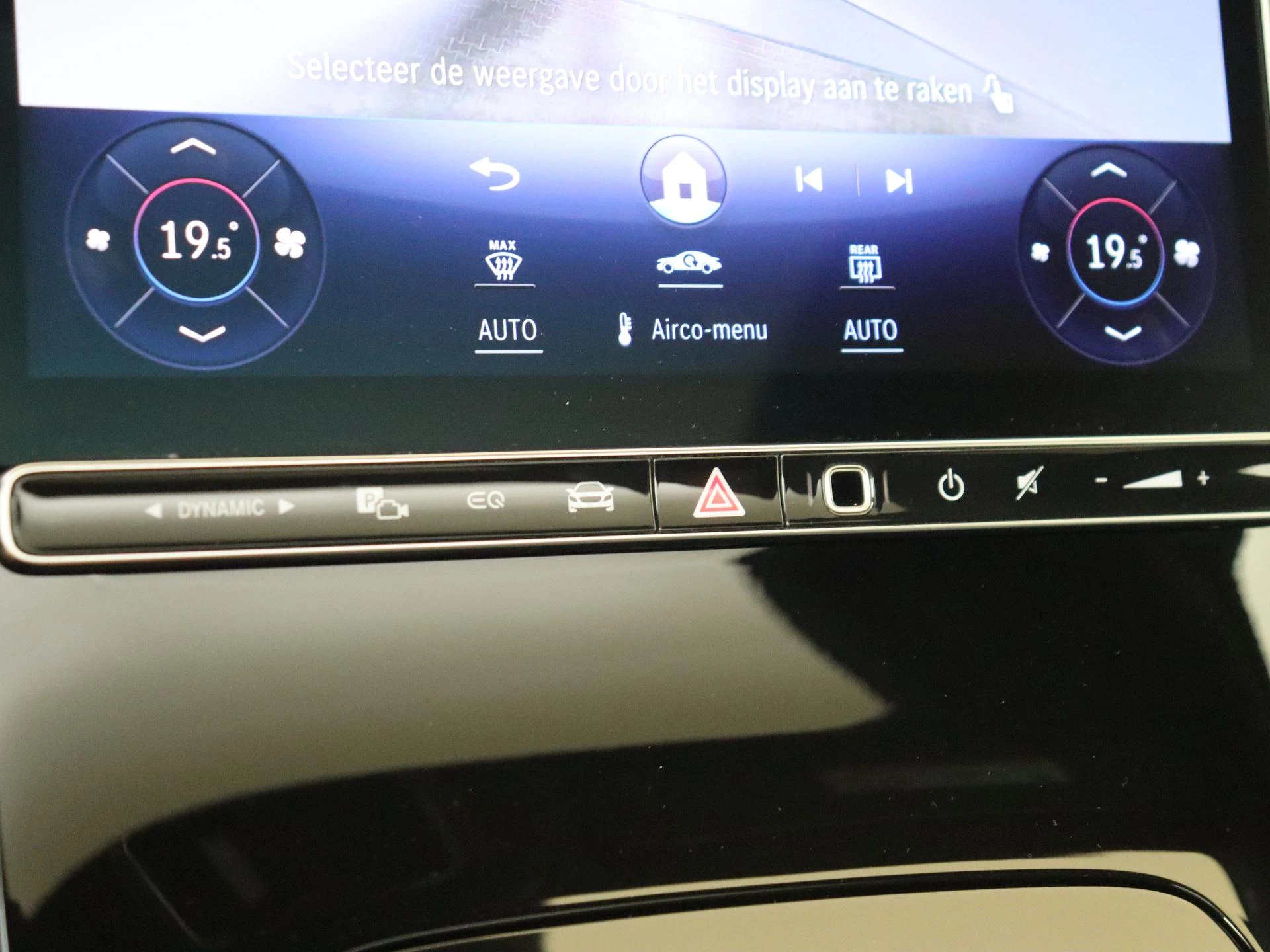 Mercedes-Benz-EQS-image-19