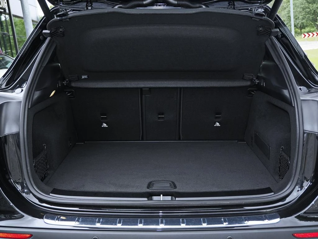 Mercedes-Benz-GLA 200 d-image-16