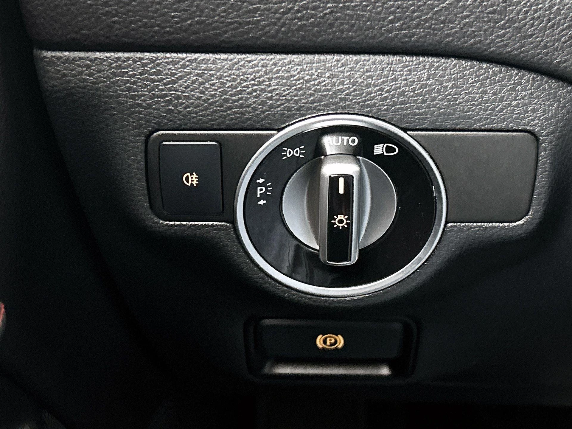 Mercedes-Benz-GLA-image-25