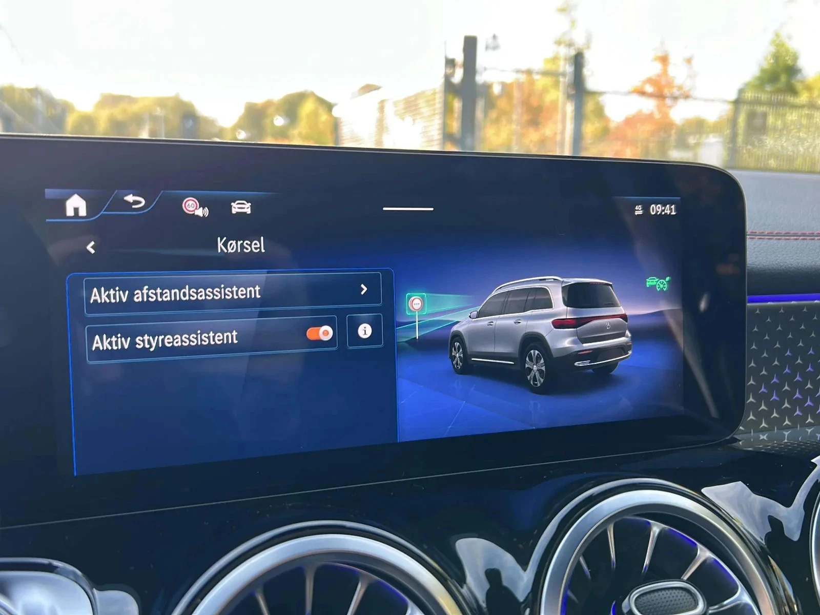 Mercedes-Benz-EQB-image-17