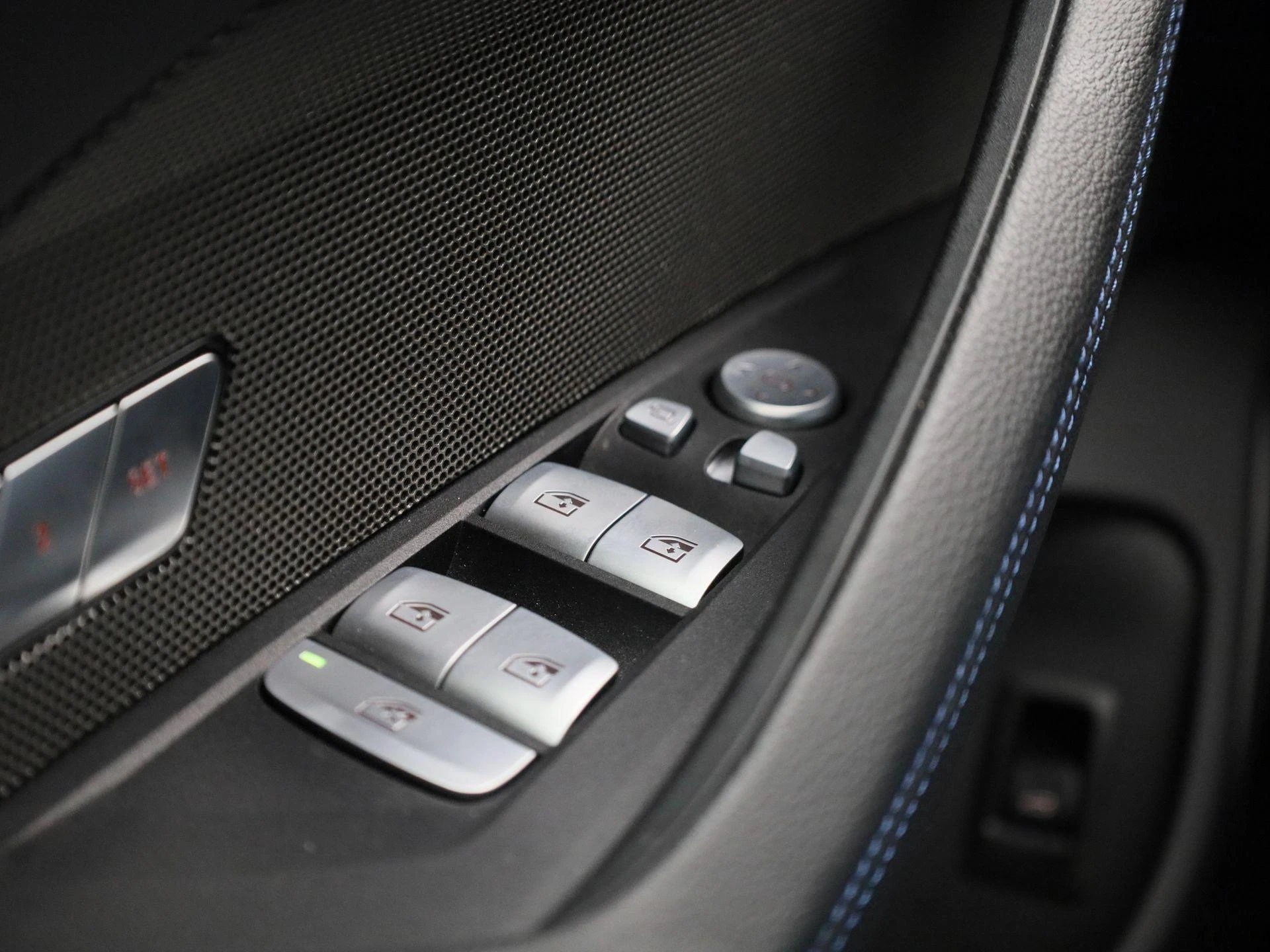 BMW-i4-image-36