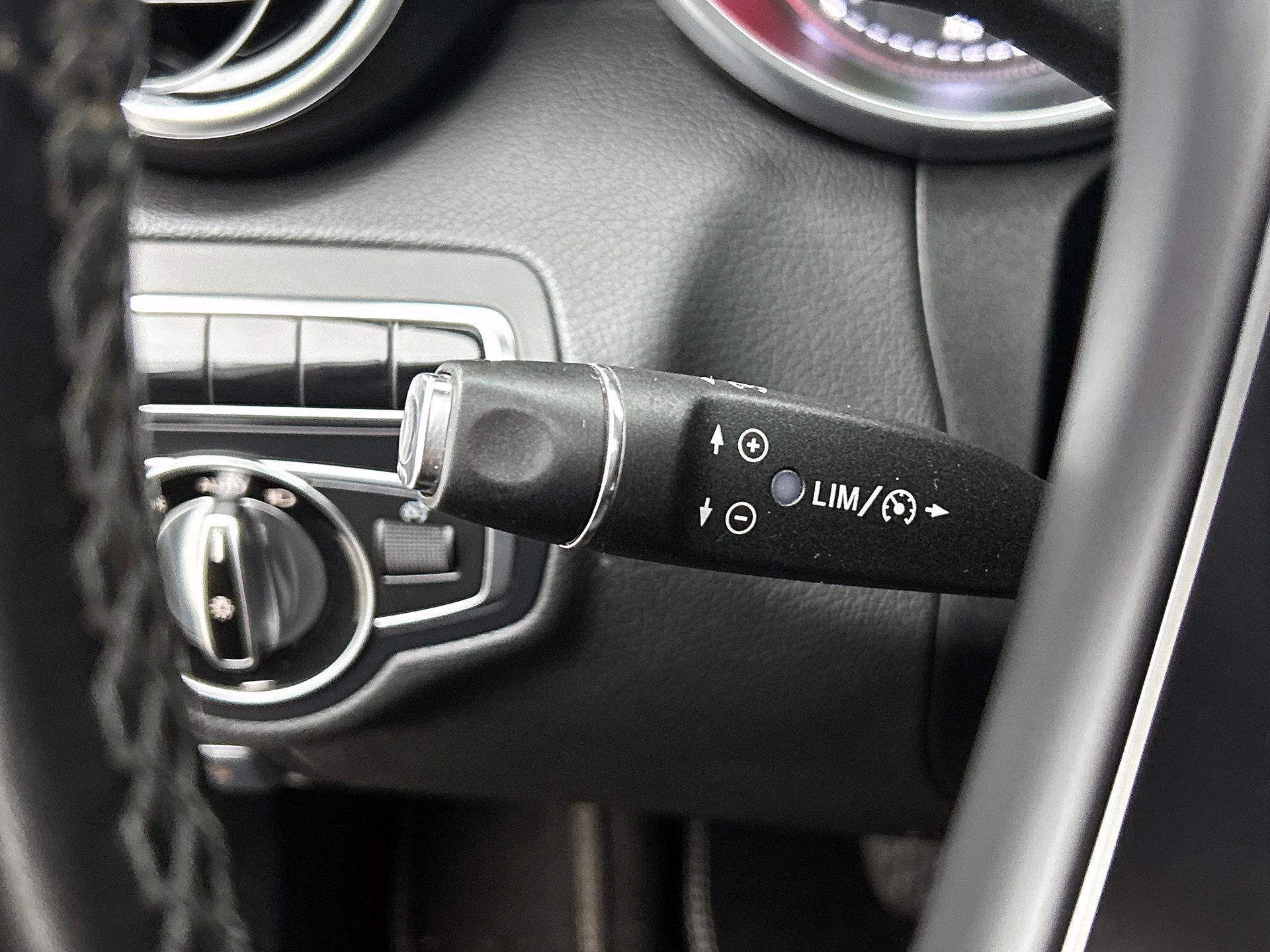 Mercedes-Benz-C-Klasse-image-5