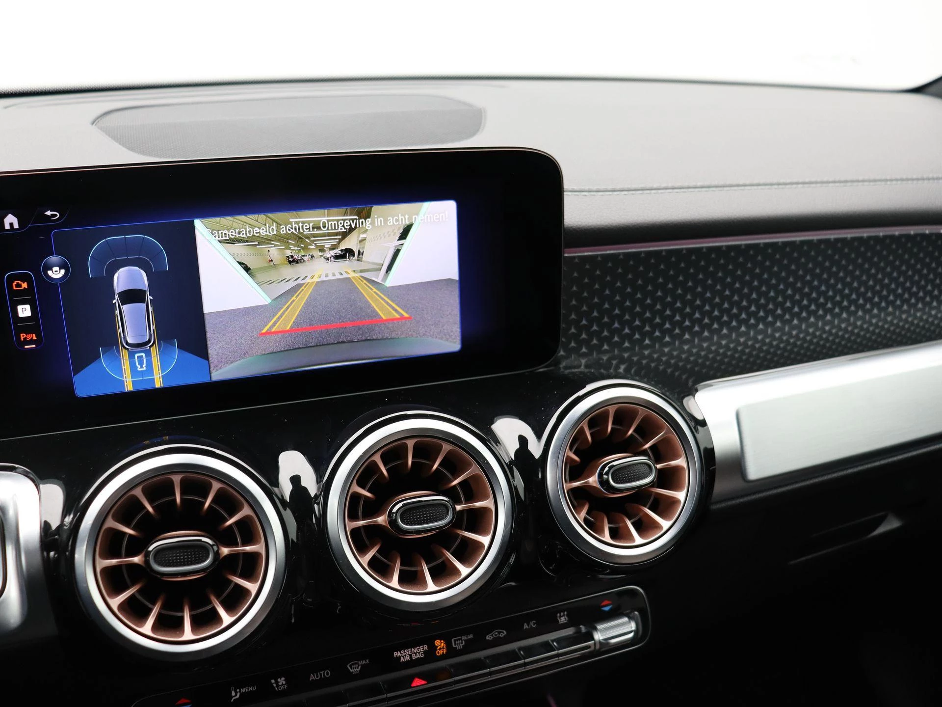 Mercedes-Benz-EQB-image-13