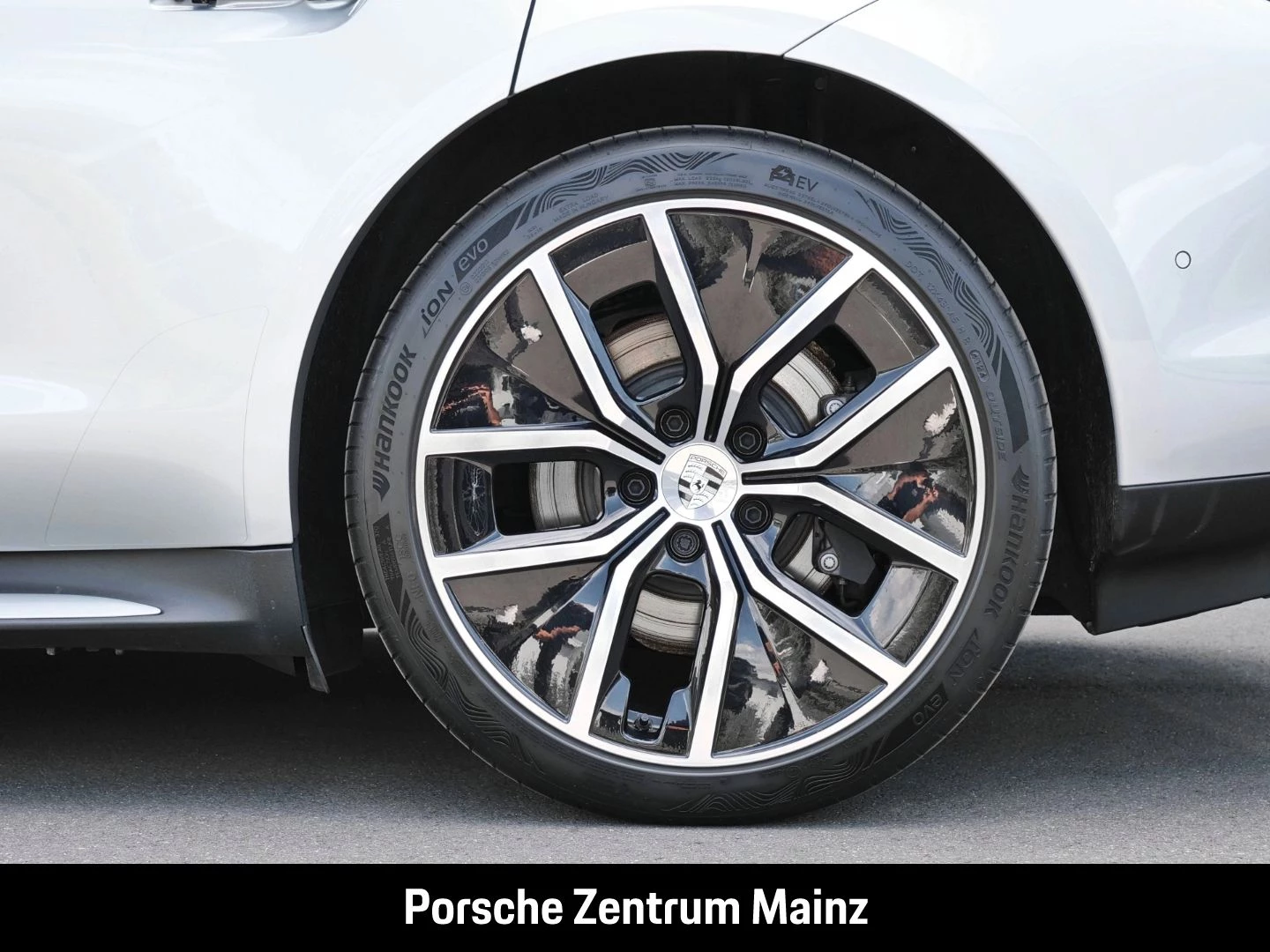 Porsche-Taycan-image-11