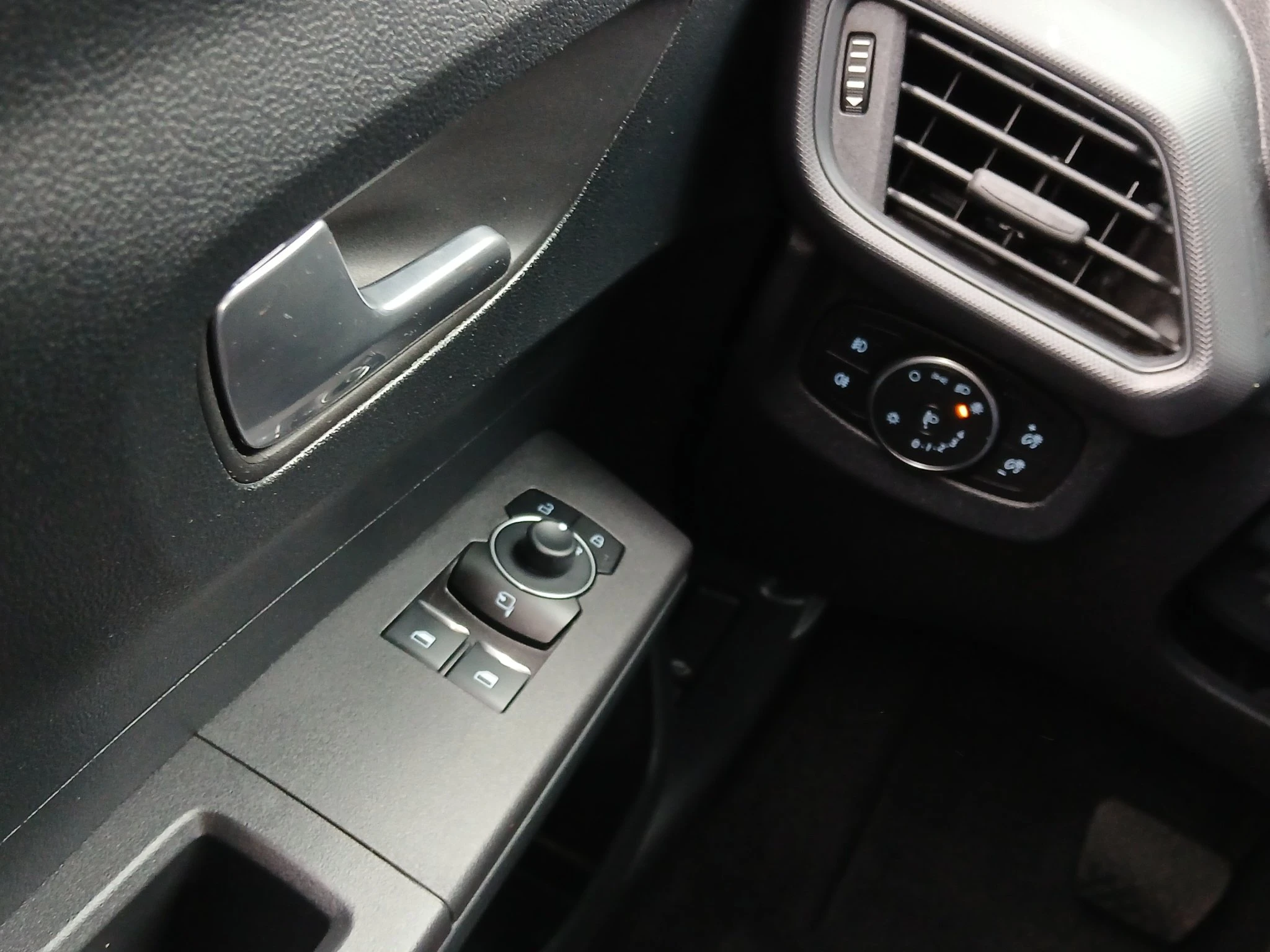 Ford-Tourneo Courier-image-16