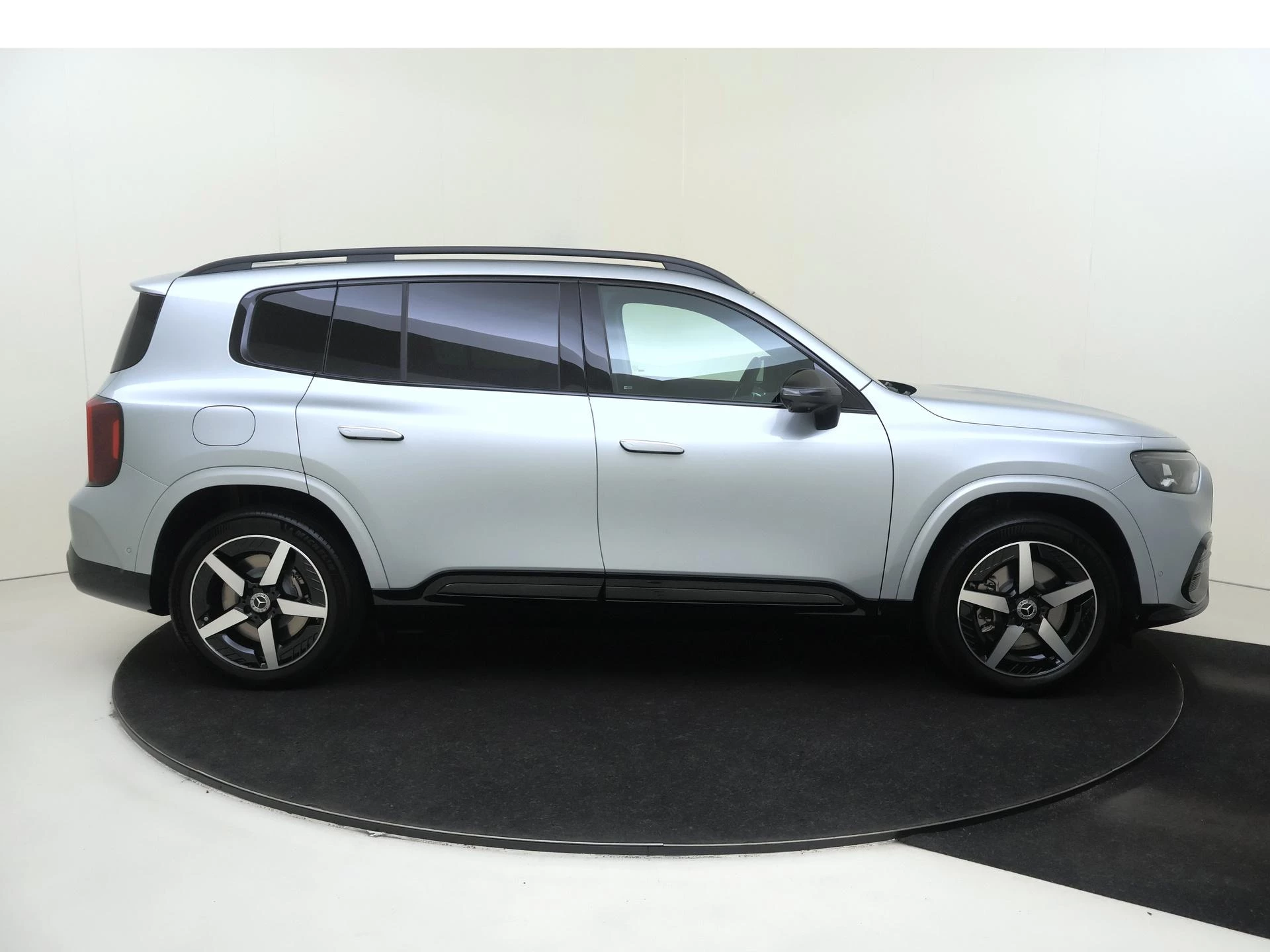 Mercedes-Benz-GLB-image-8