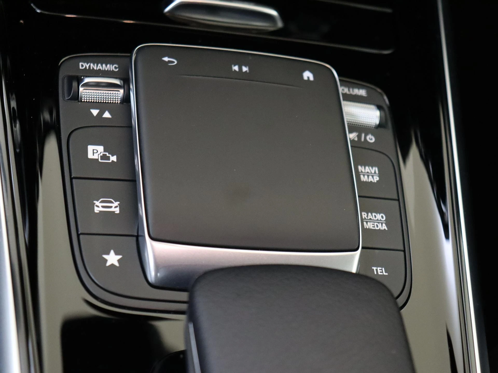 Mercedes-Benz-GLA-image-20