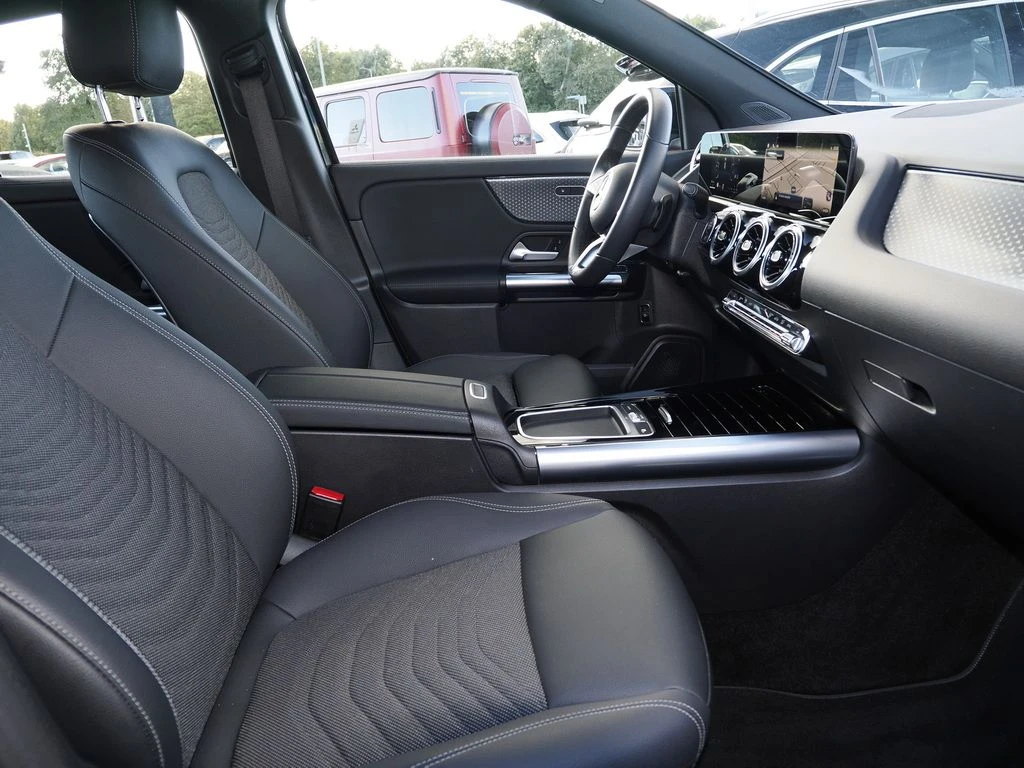 Mercedes-Benz-GLA 200 d-image-11
