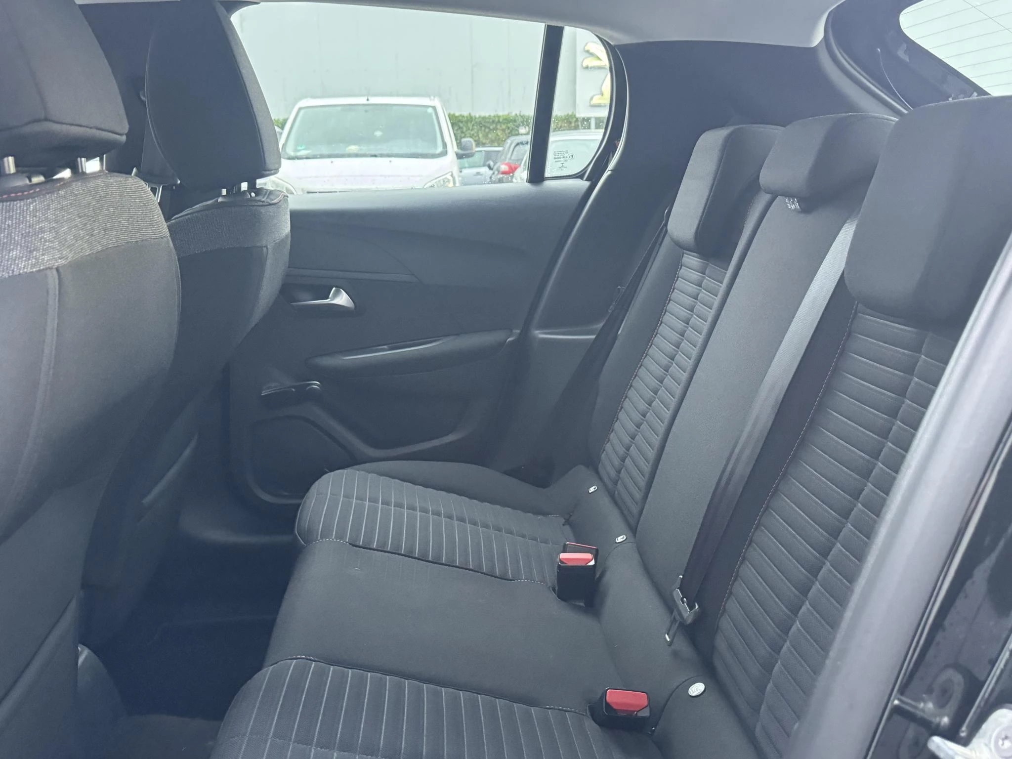 Peugeot-208-image-25