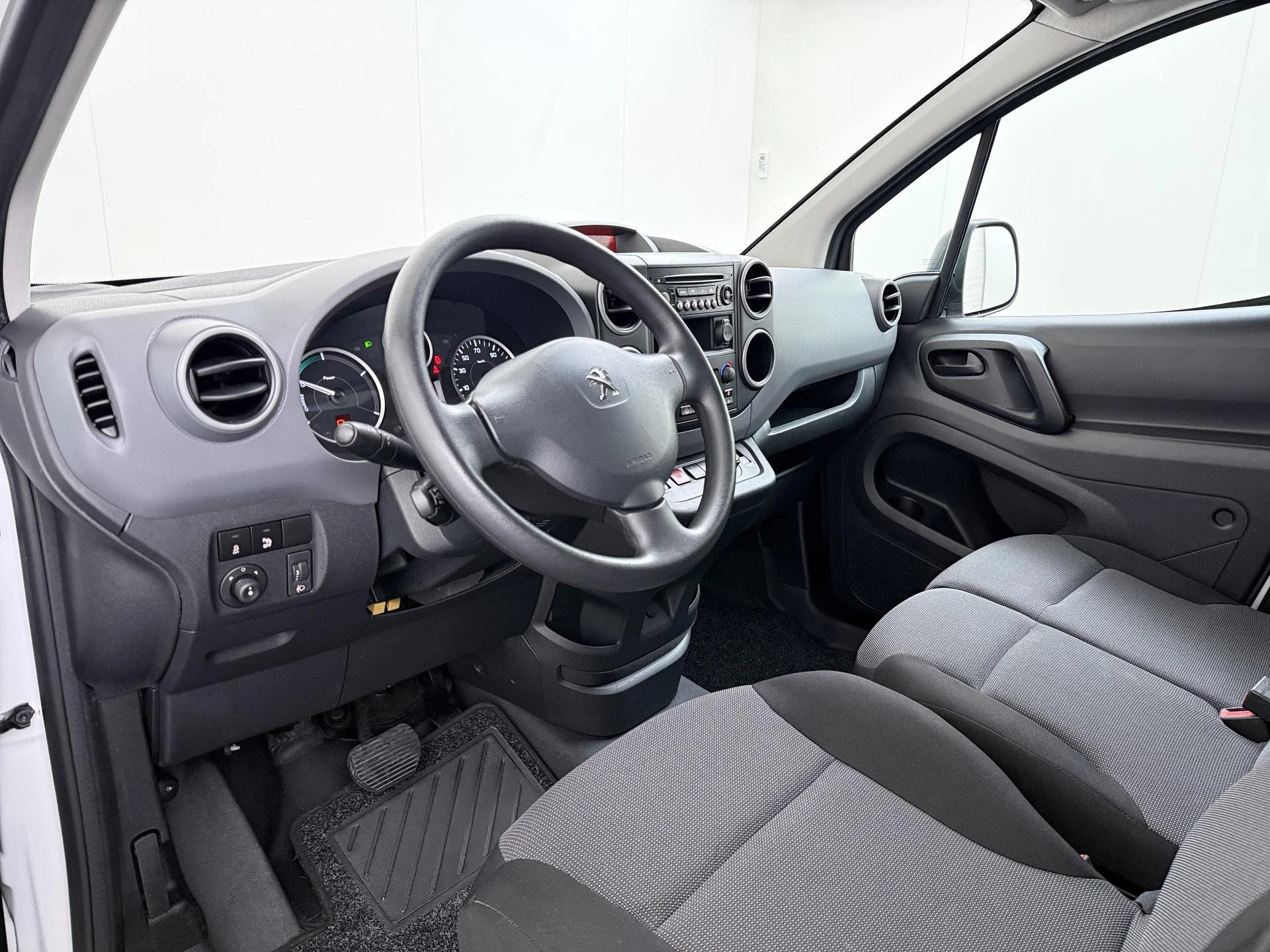 Peugeot-e-Partner-image-2