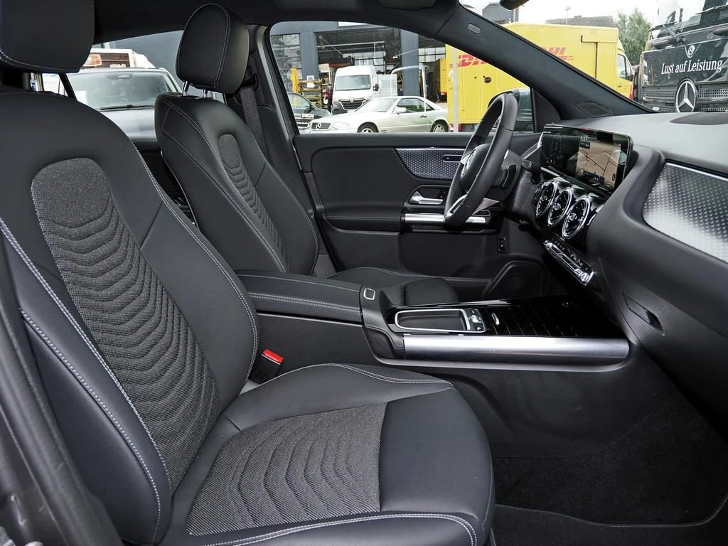 Mercedes-Benz-GLA 200 d-image-12