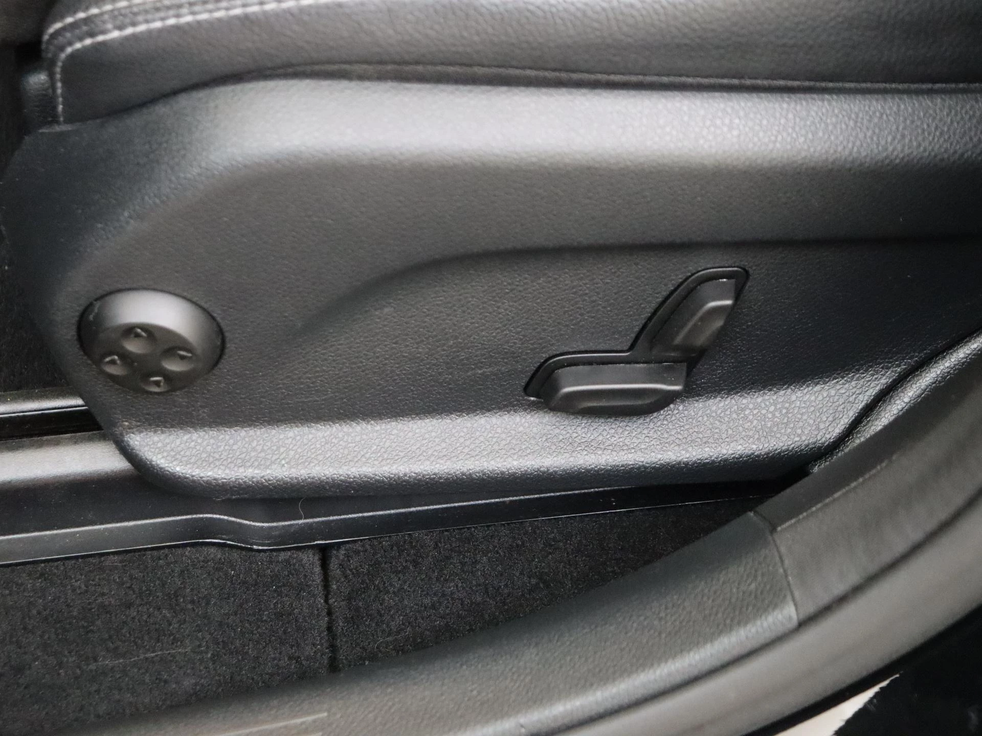 Mercedes-Benz-EQC-image-28