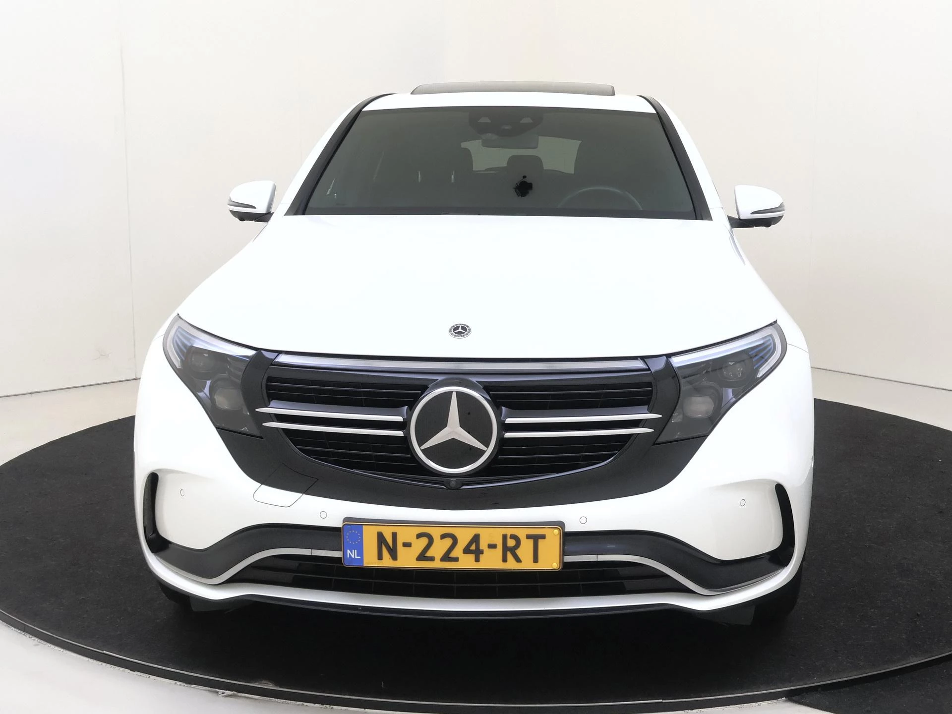 Mercedes-Benz-EQC-image-4