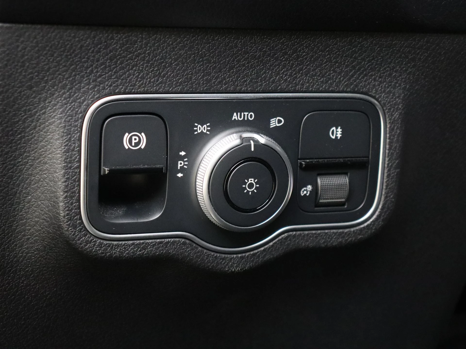 Mercedes-Benz-EQB-image-23