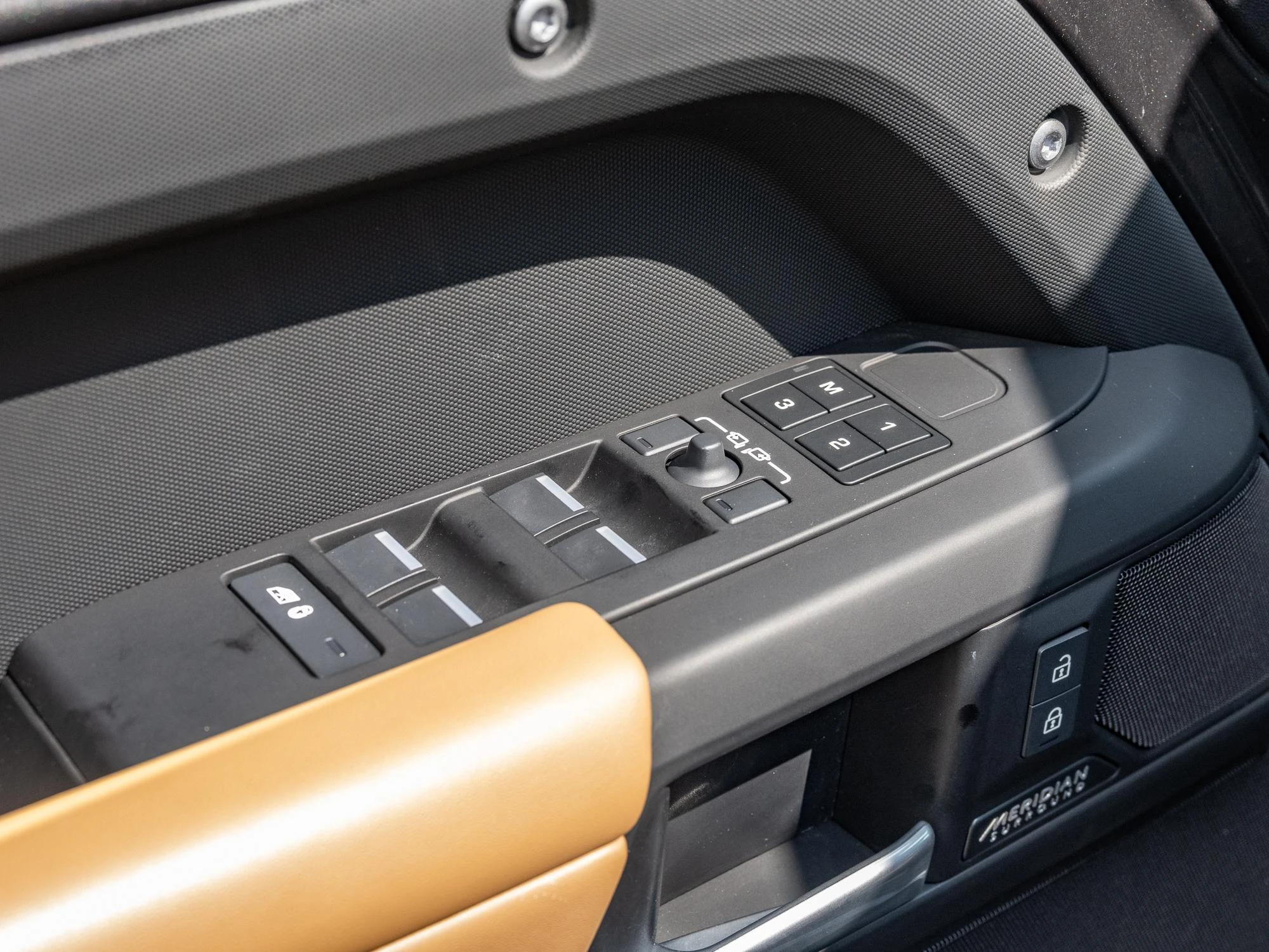 Land Rover Defender 110 D300 X-Dynamic HSE