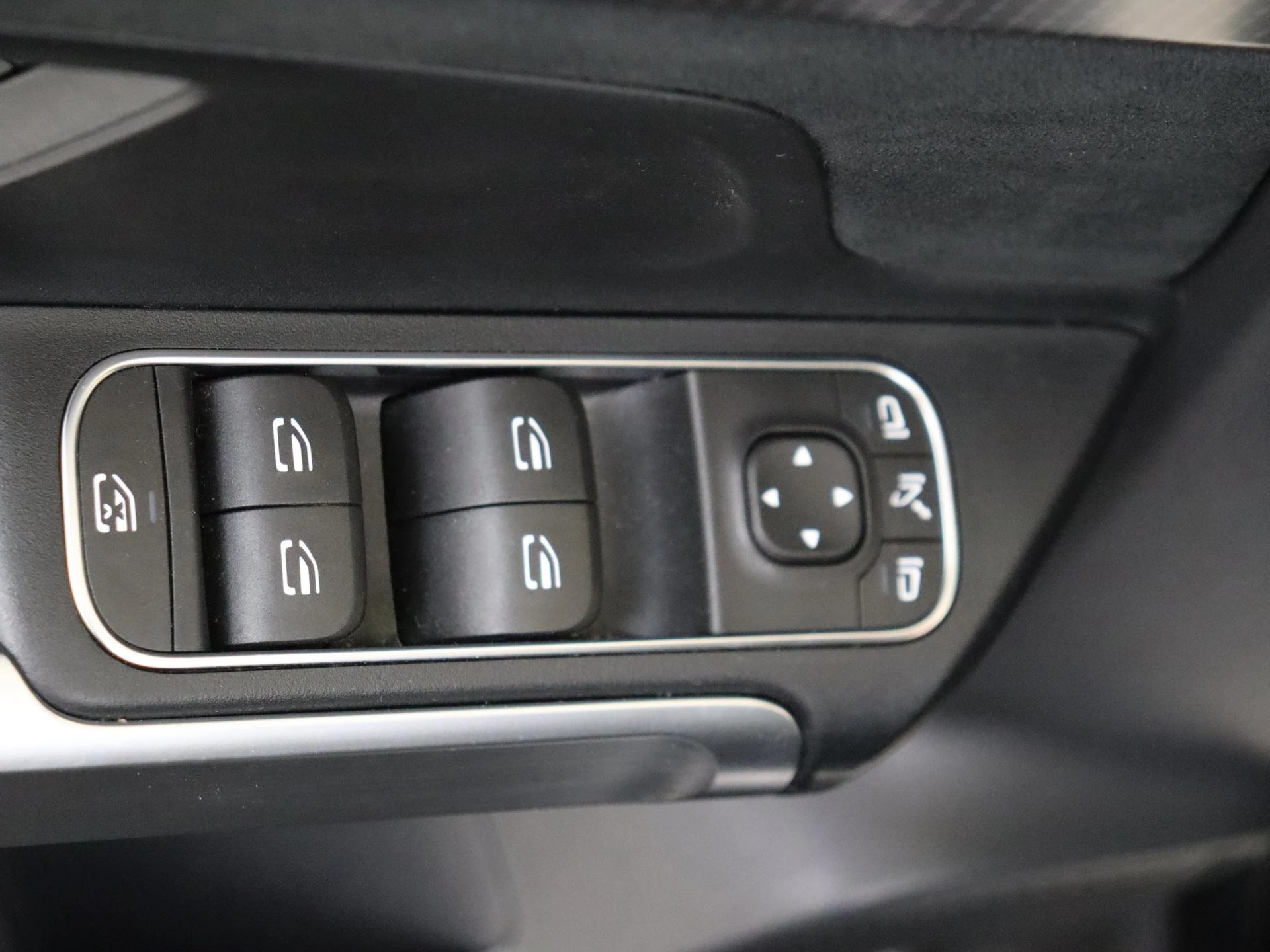 Mercedes-Benz-EQB-image-26
