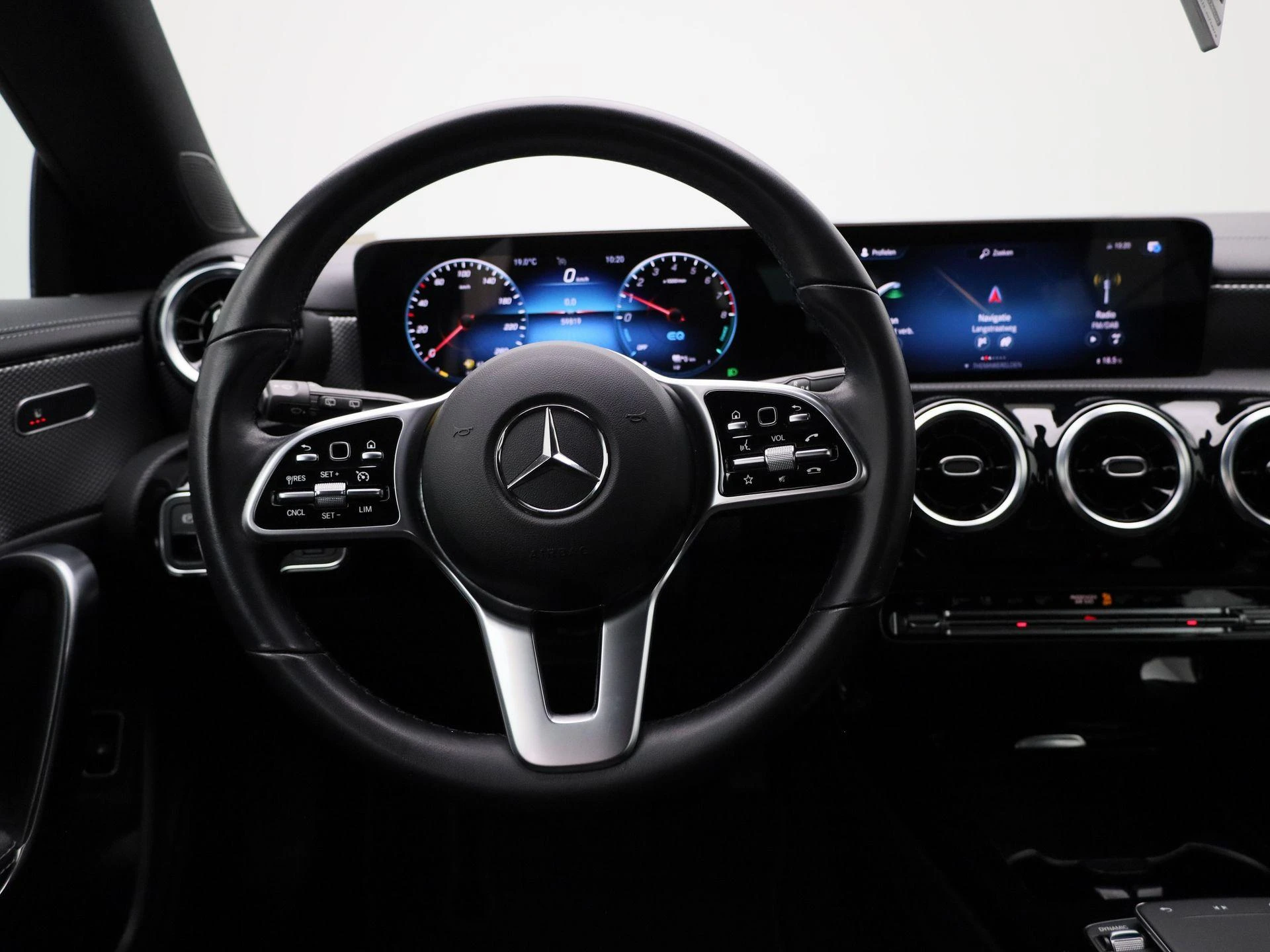 Mercedes-Benz-CLA-image-6