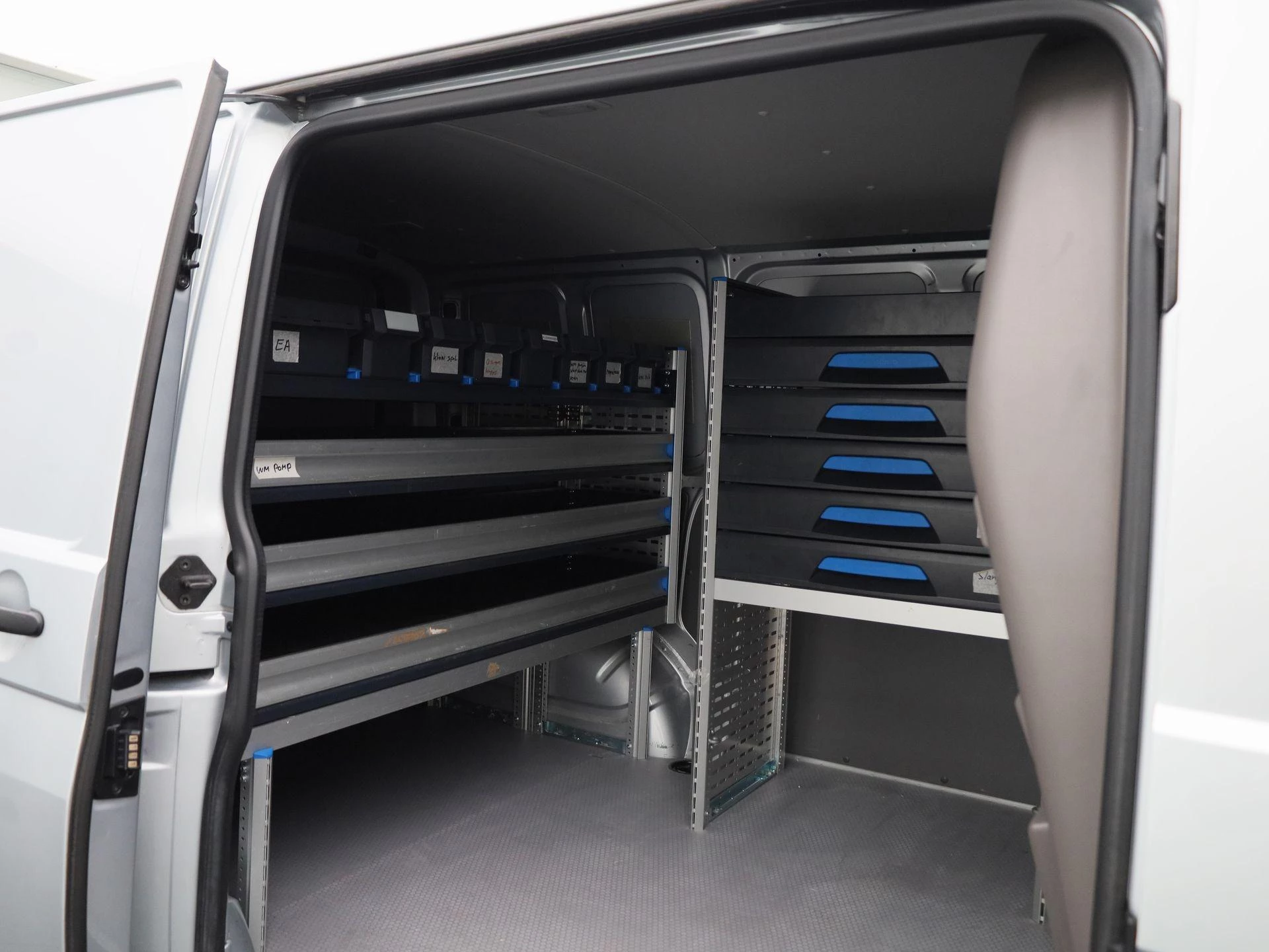 Volkswagen-Transporter-image-12