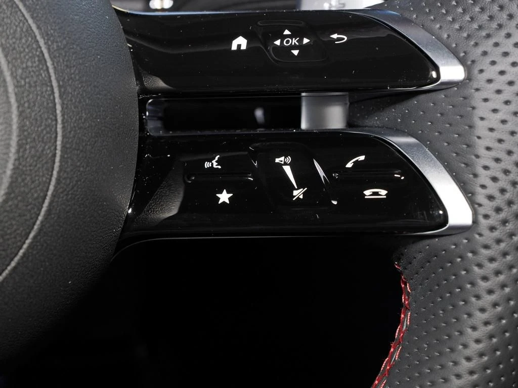 Mercedes-Benz-GLA 180-image-9