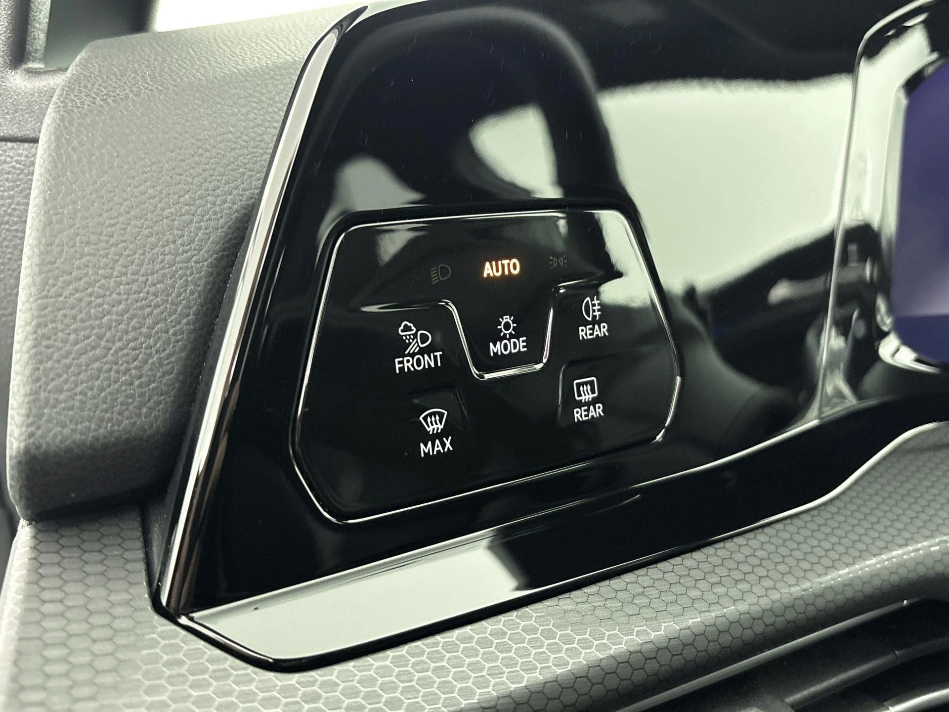 Volkswagen-Golf-image-21