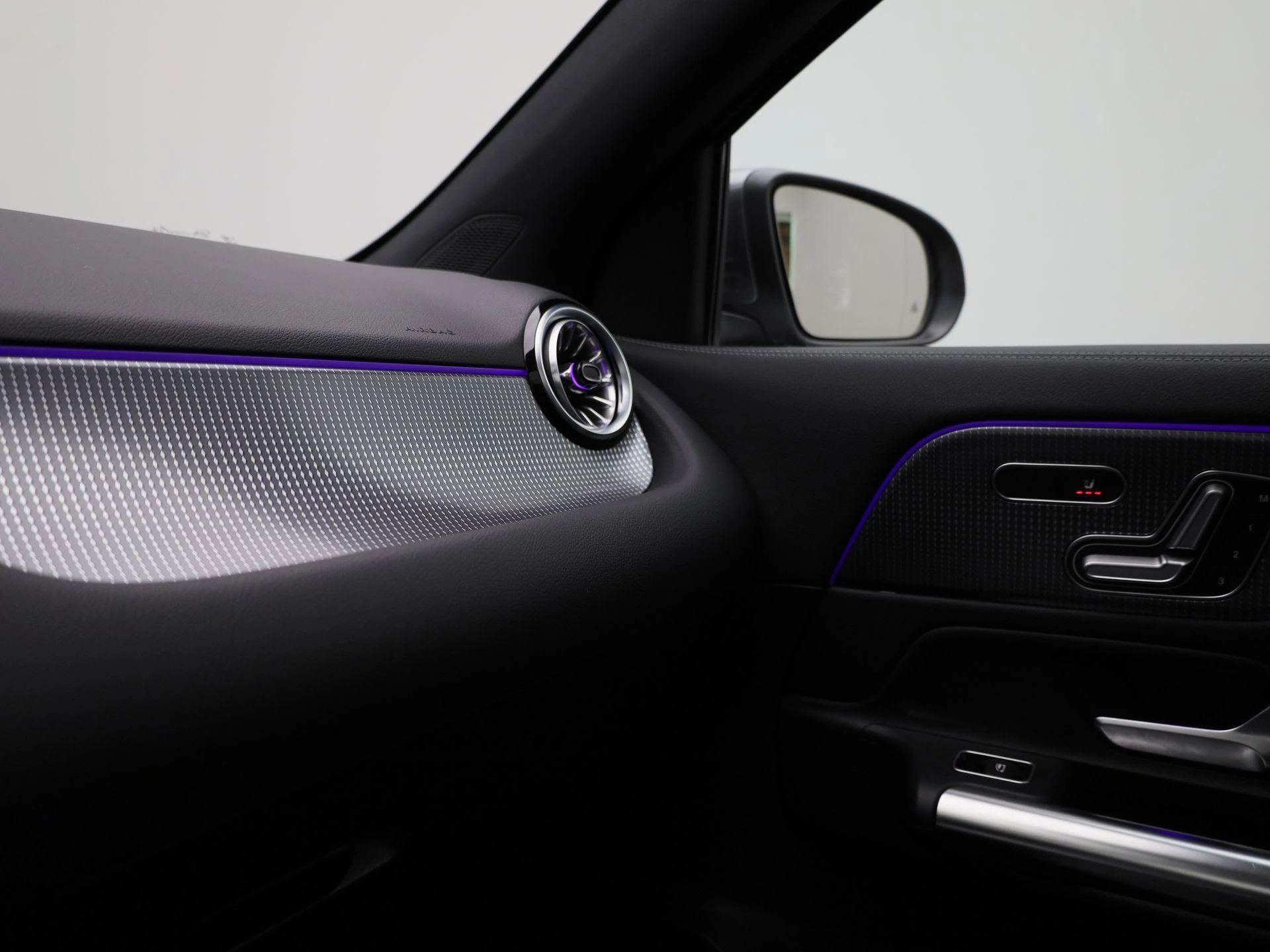 Mercedes-Benz-GLA-image-28