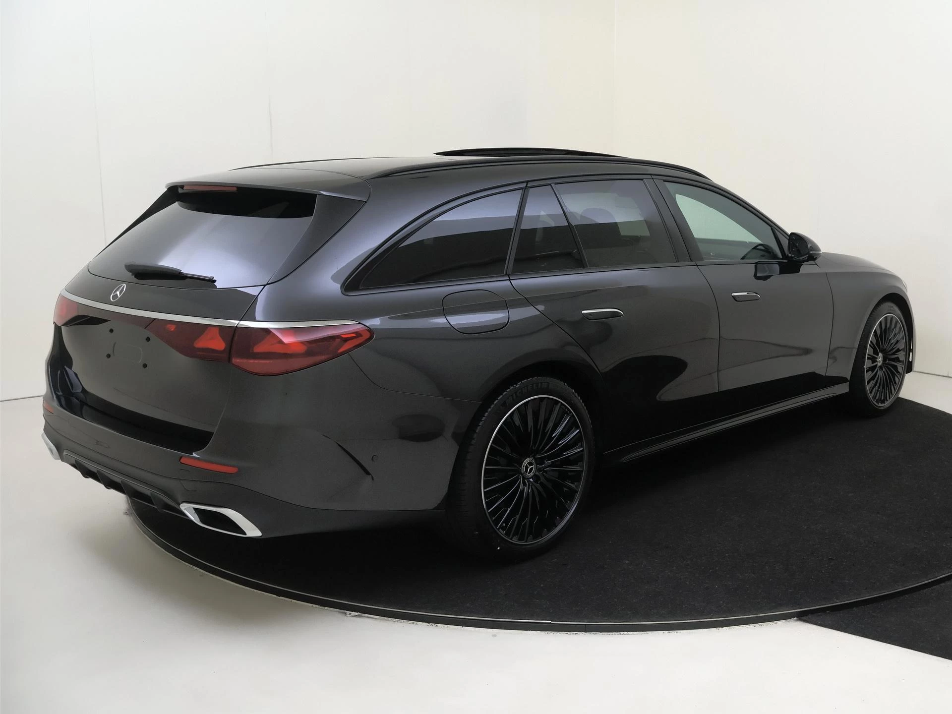 Mercedes-Benz-E-Klasse-image-3