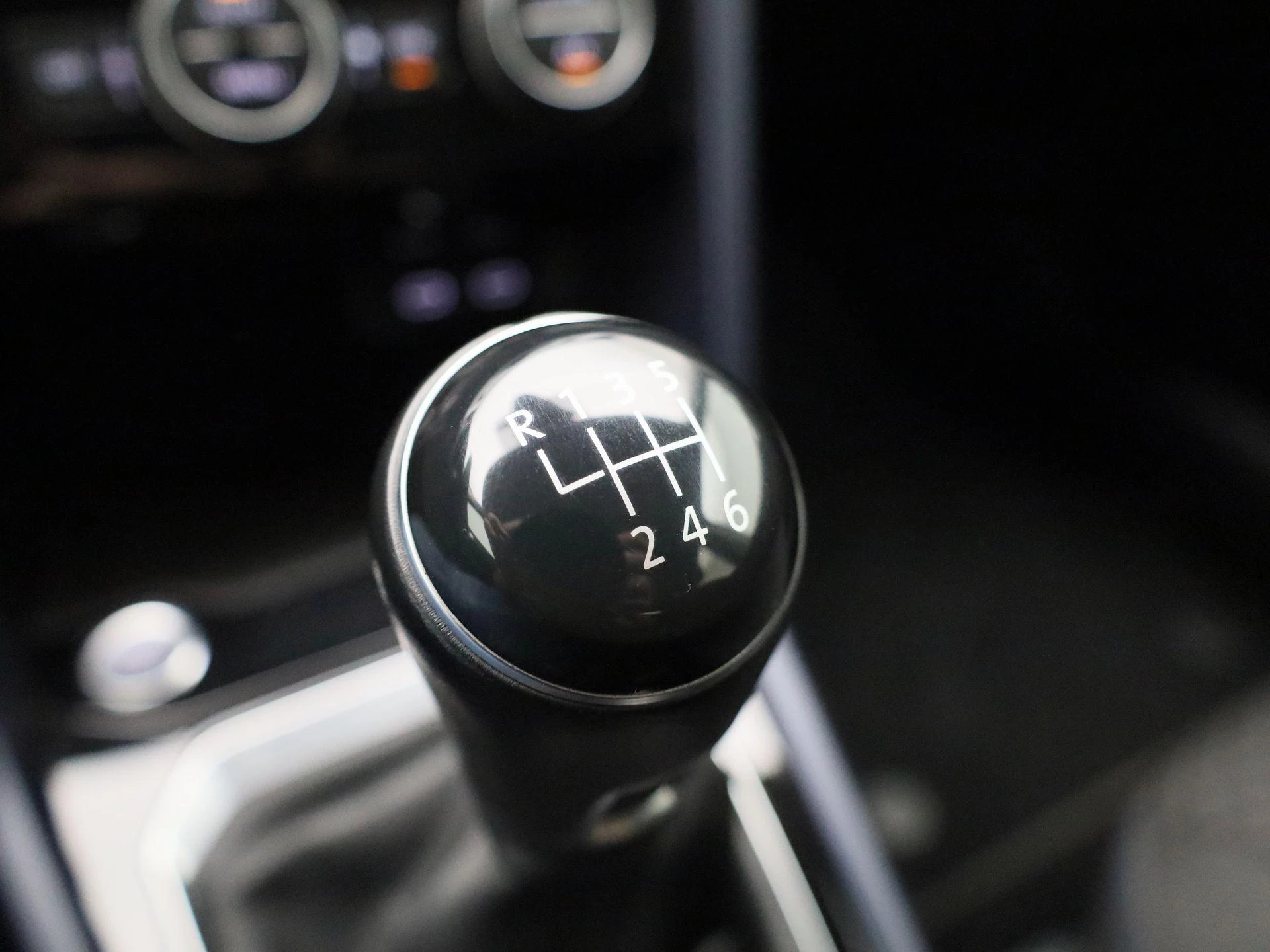 Volkswagen-T-Roc-image-26