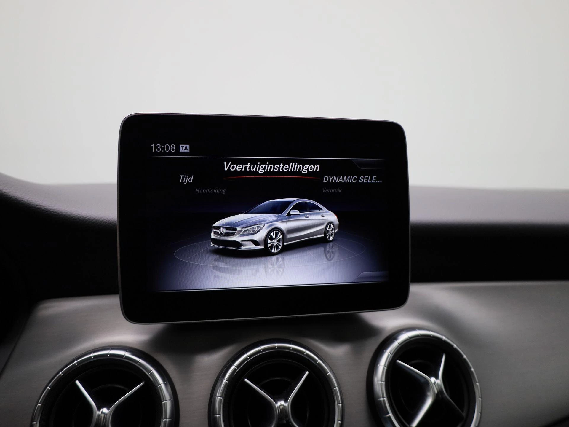 Mercedes-Benz-CLA-image-14
