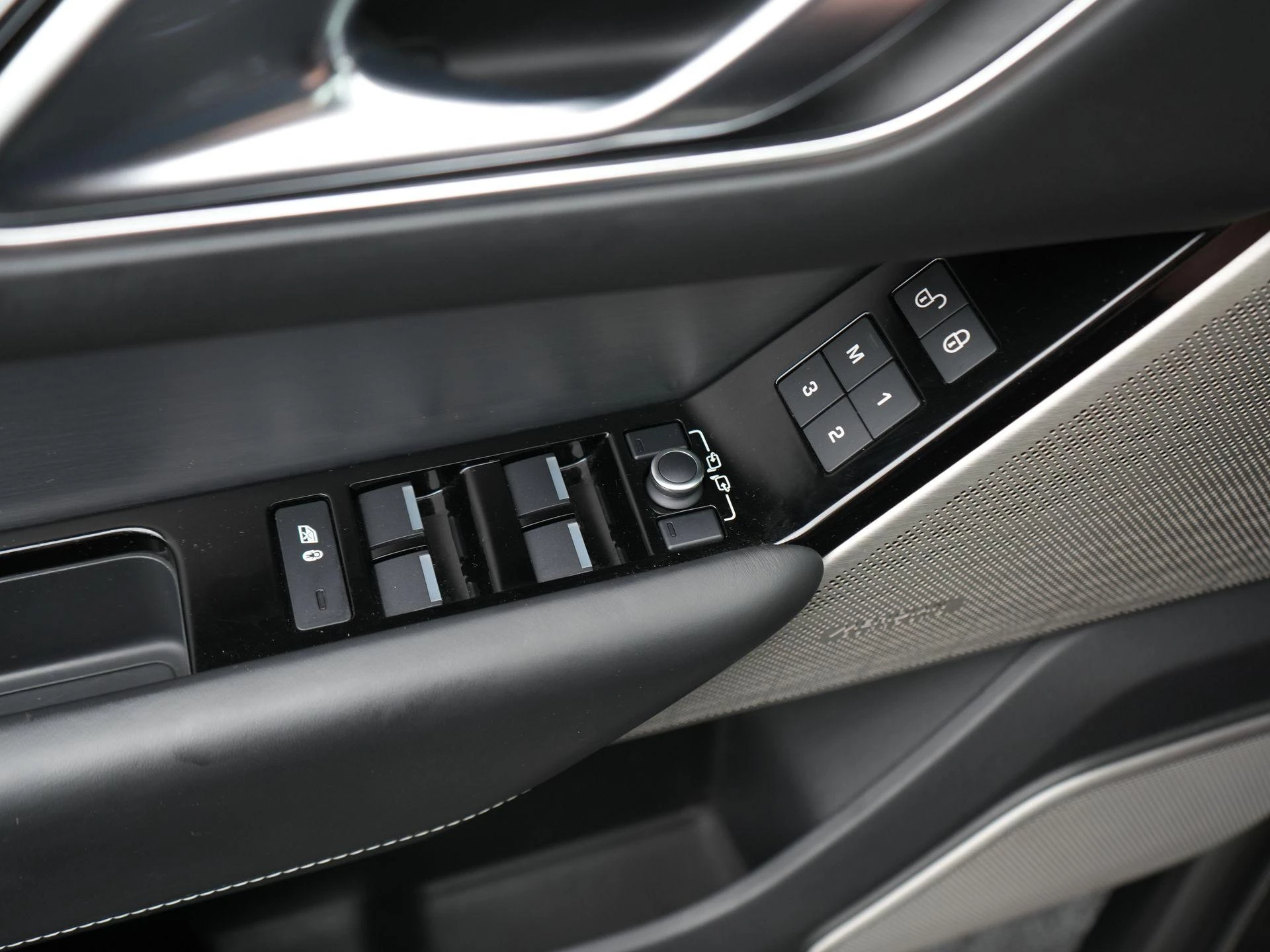 Land Rover-Range Rover Velar-image-34